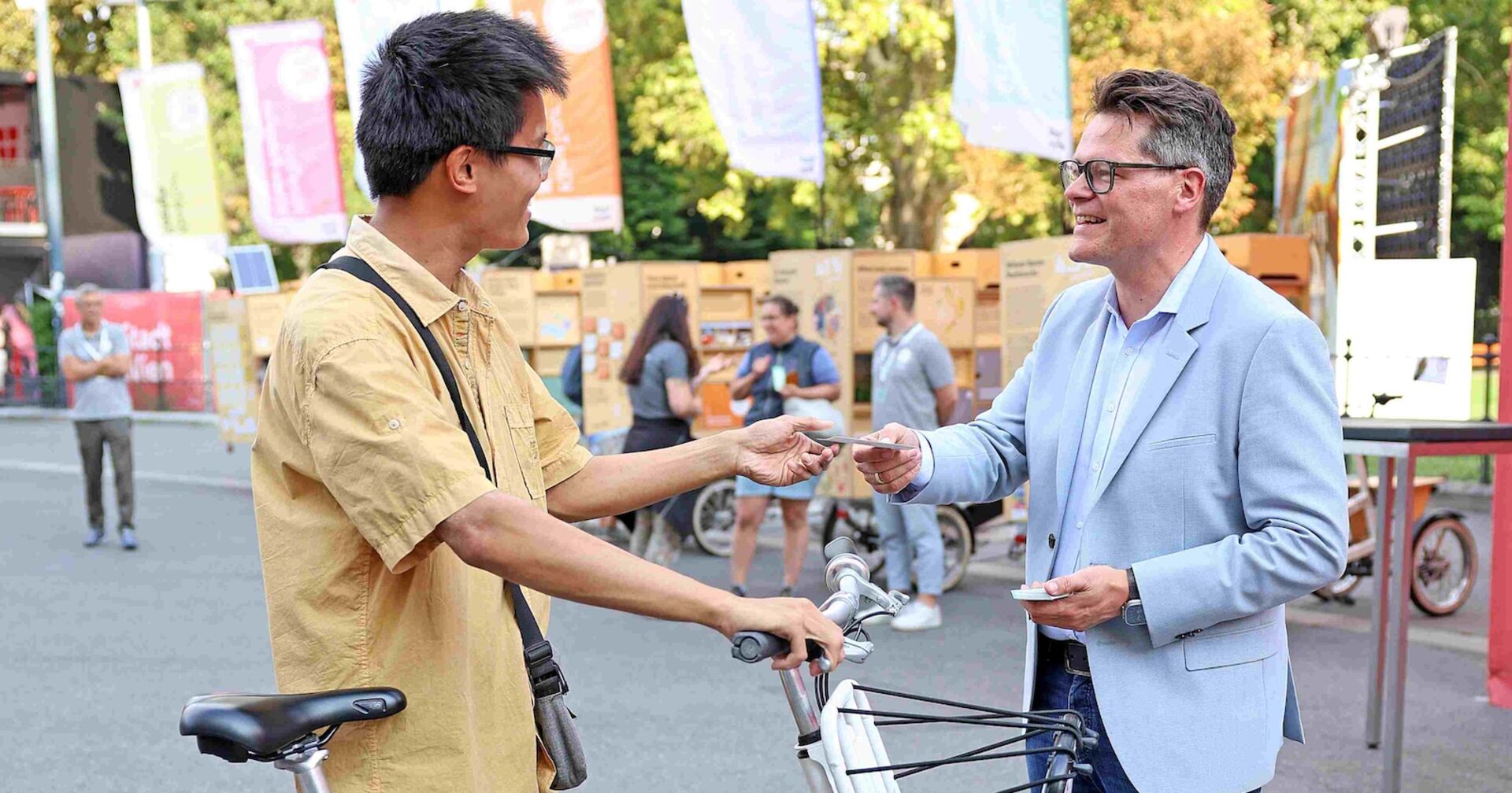 Ein Radfahrer wird von Politiker begrüßt