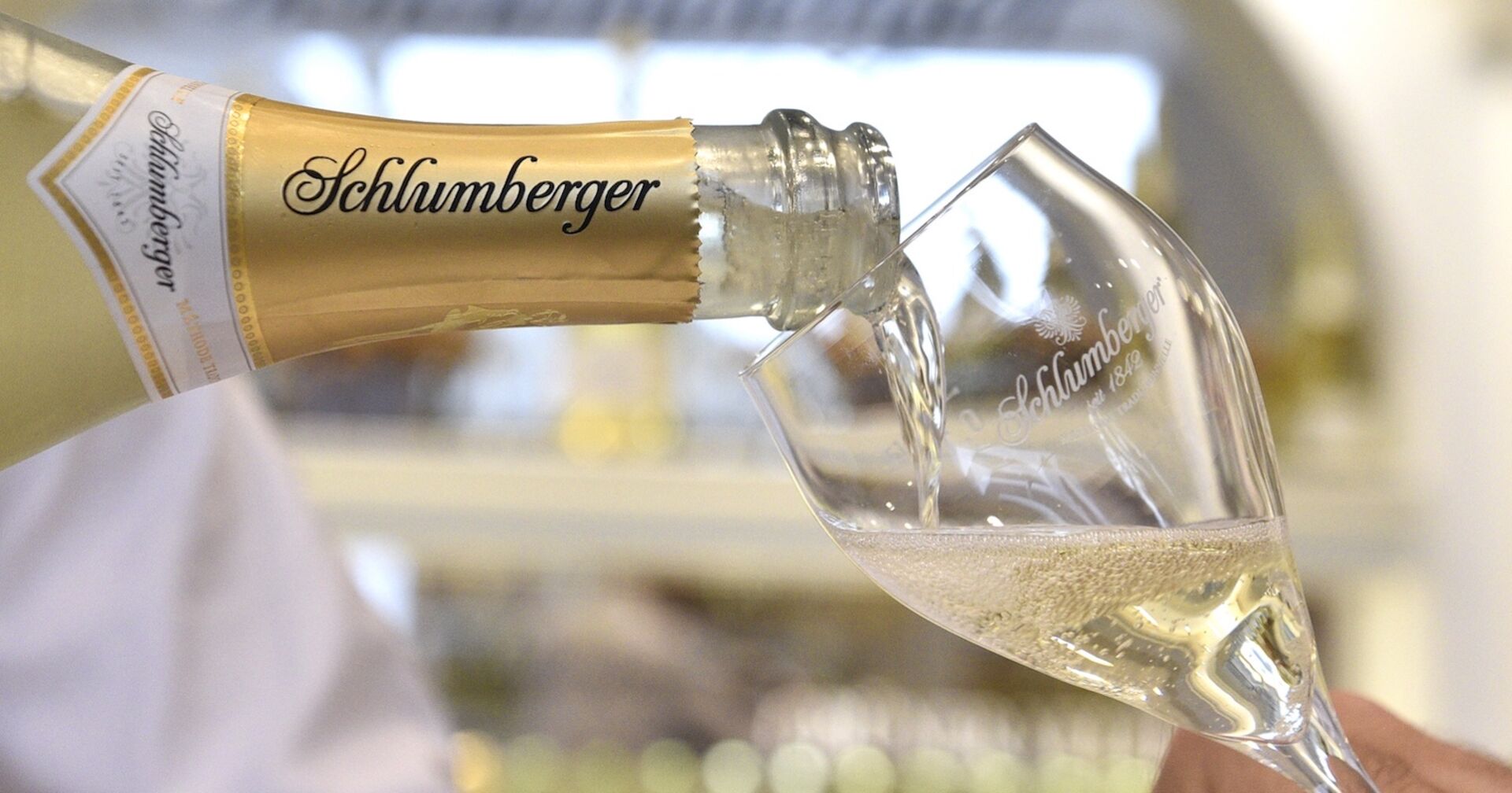 Nahaufnahme Flasche beim Befühlen eines Glases