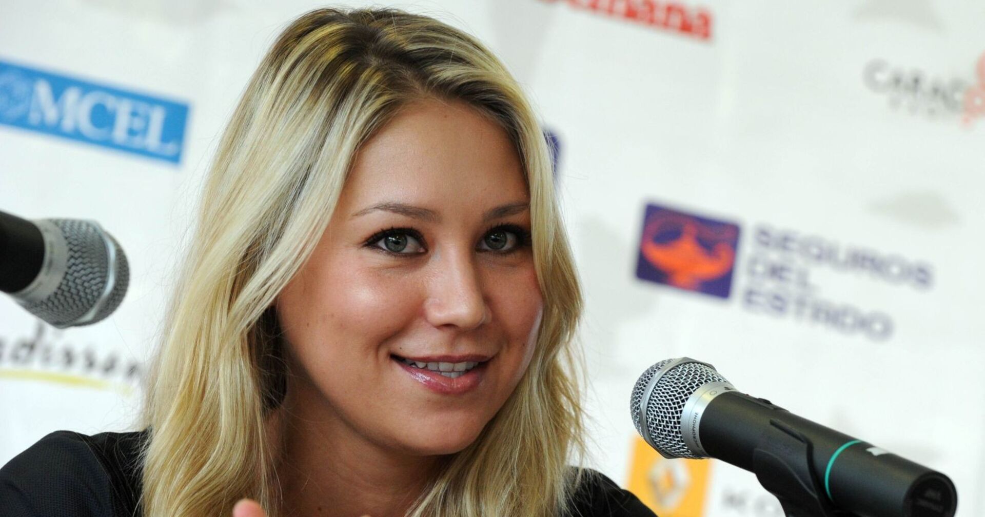 Anna Kournikova auf einer Pressekonferenz im kolumbianischen Bogota