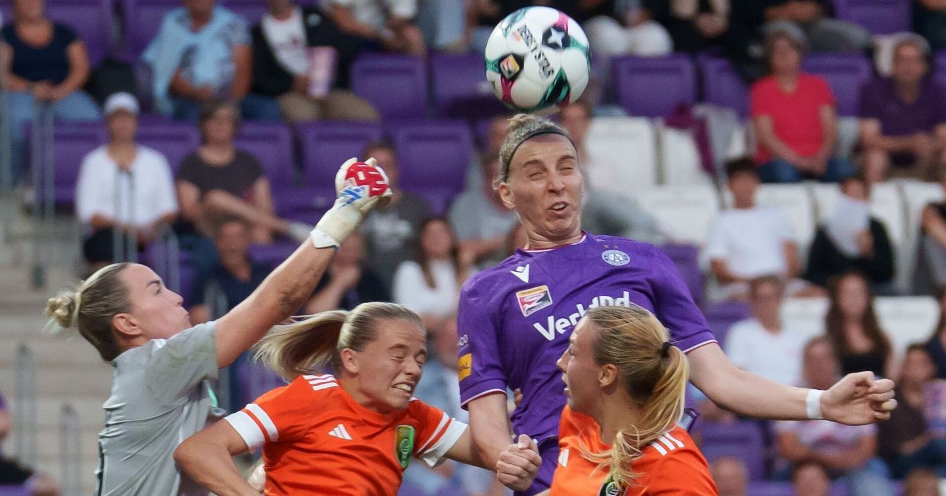 Austria Wien Torschützin Katharina Schiechtl im Kopfballduell mit zwei Glasgow-Verteidigerinnen, sowie Torfrau Lee Alexander
