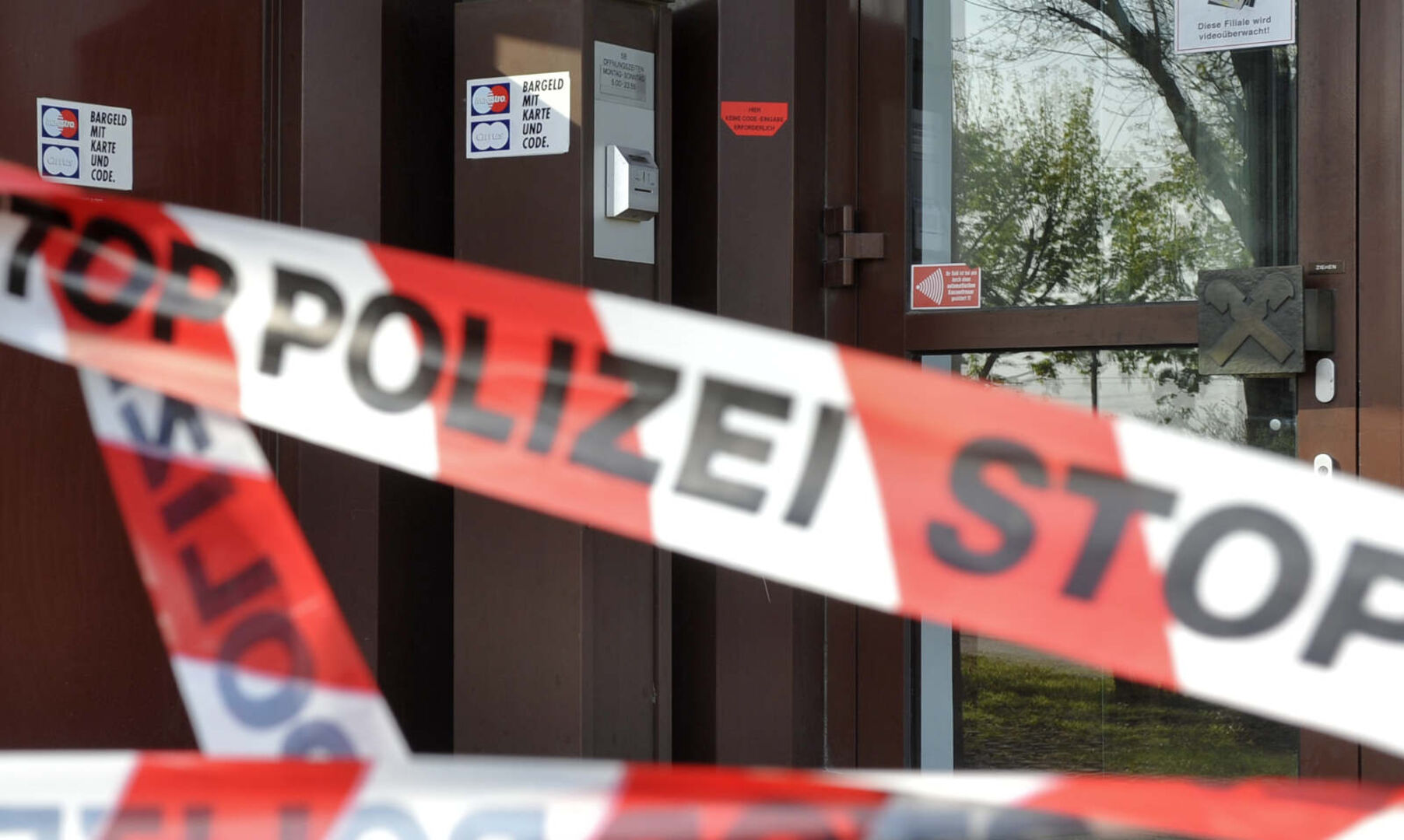 Polizei leitete sofort eine Fahndung ein, während Feuerwehr und Einsatzkräfte den Tatort absicherten.