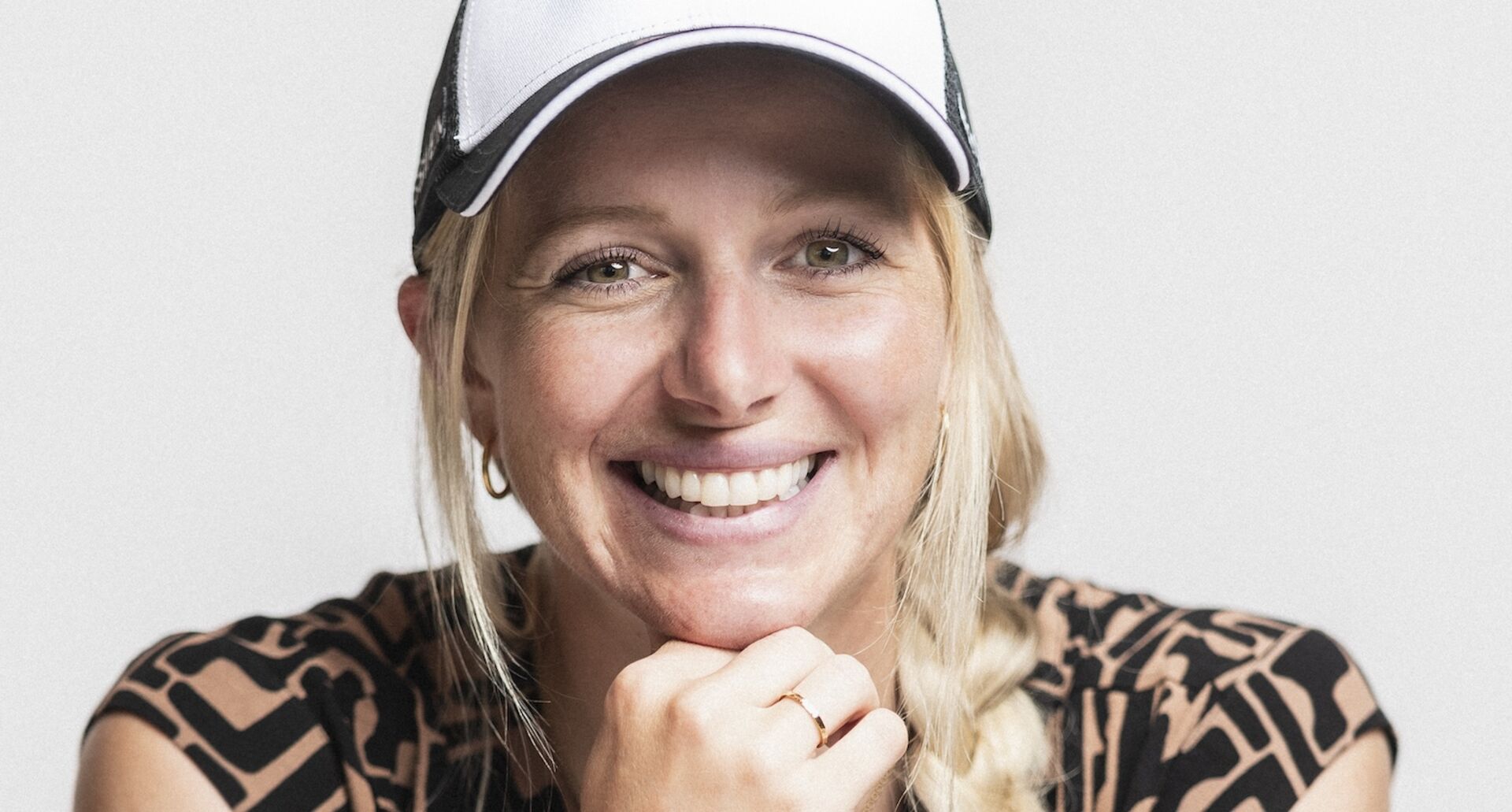 Biatheltin Lisa Hauser mit weißer Baseballkappe