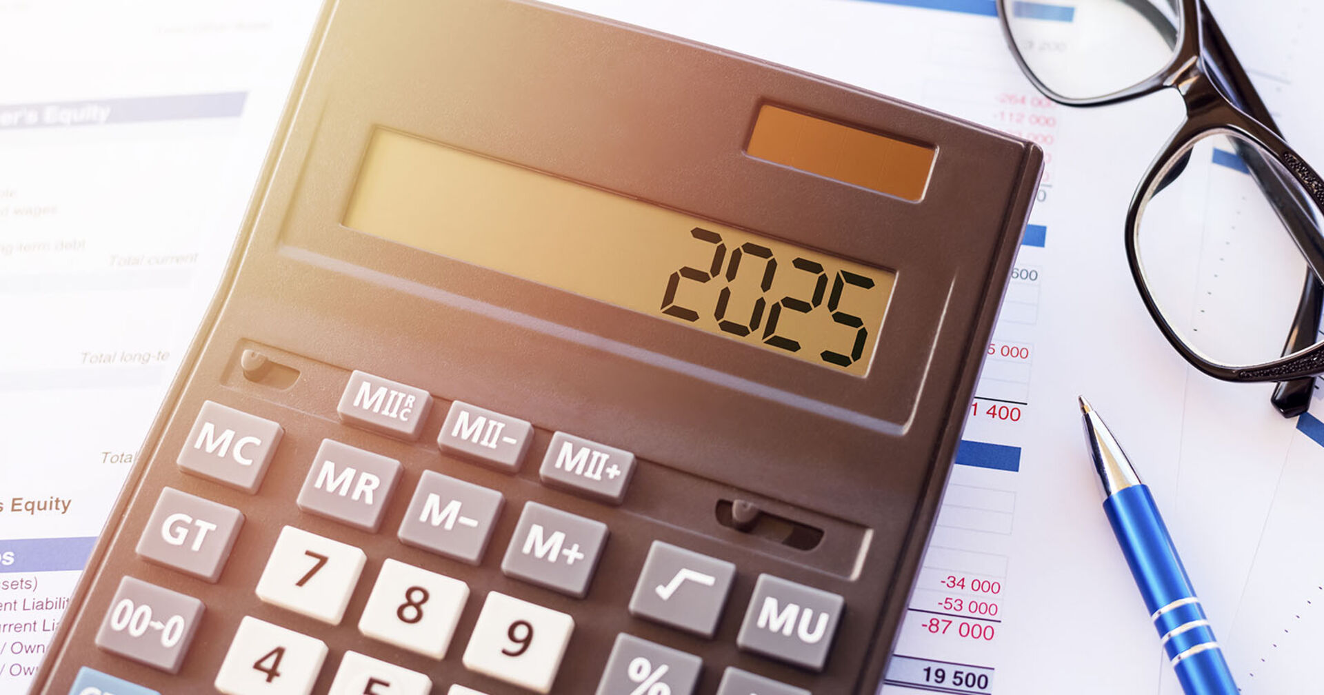 Taschenrechner und Finanzunterlagen | Credit: iStock.com/Nastassia Samal