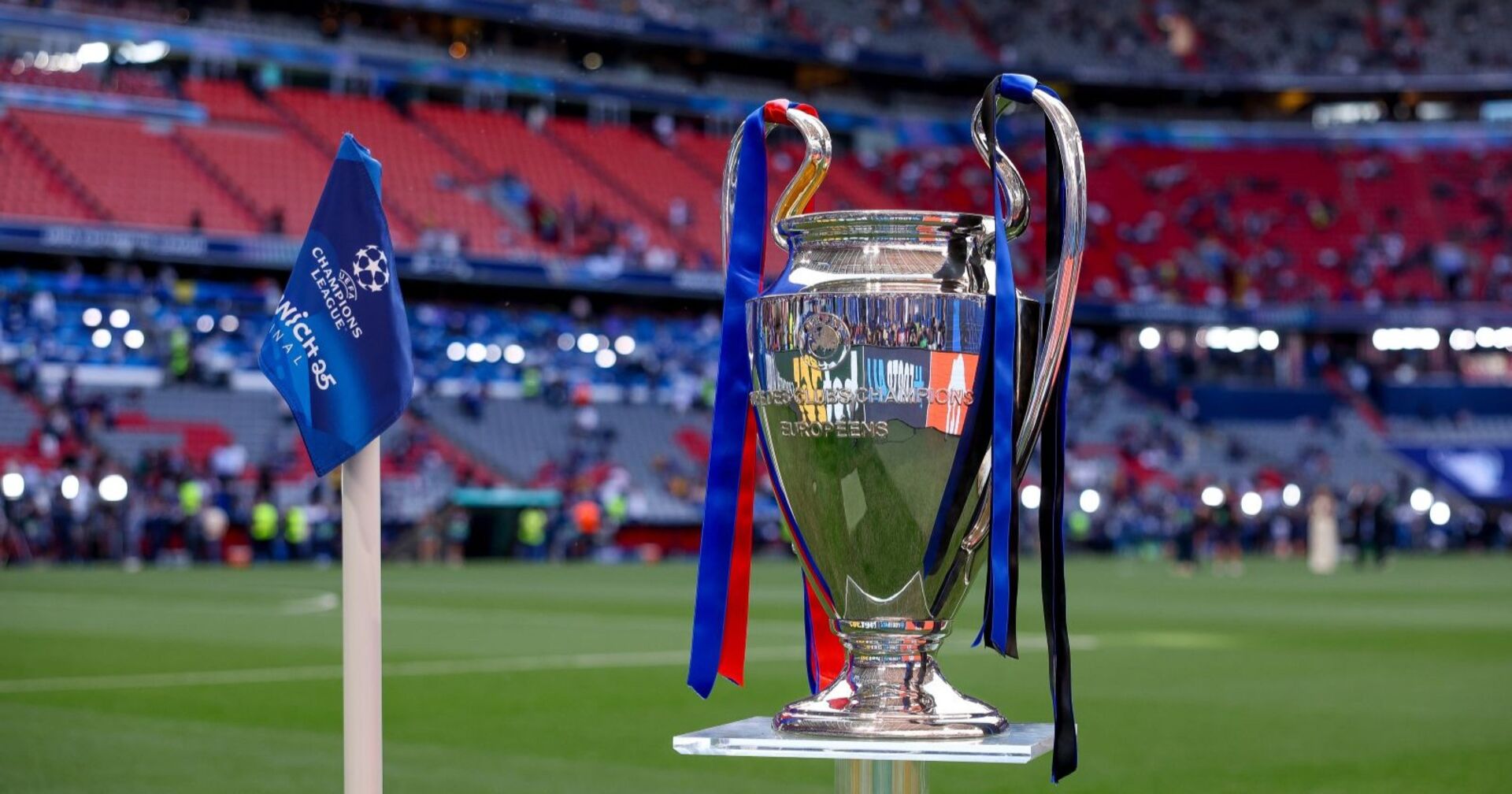 Champions League Pokal in der Münchner Allianz Arena anlässlich des Finales 2025 zwischen Paris Saint Germain und Inter Mailand