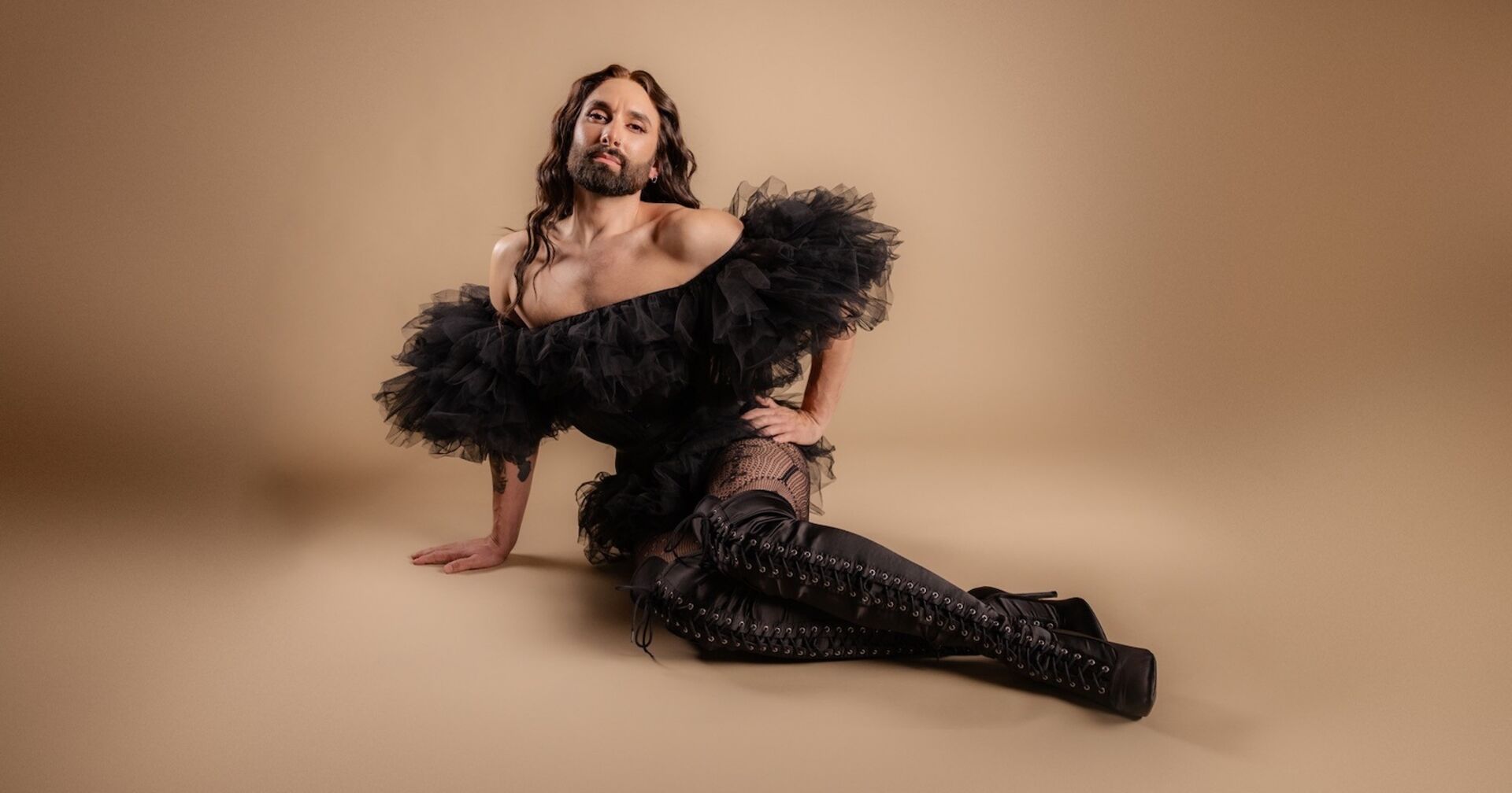 Austro-Star Conchita Wurst in schwarzen Schnürstiefeln und Tüll-Top