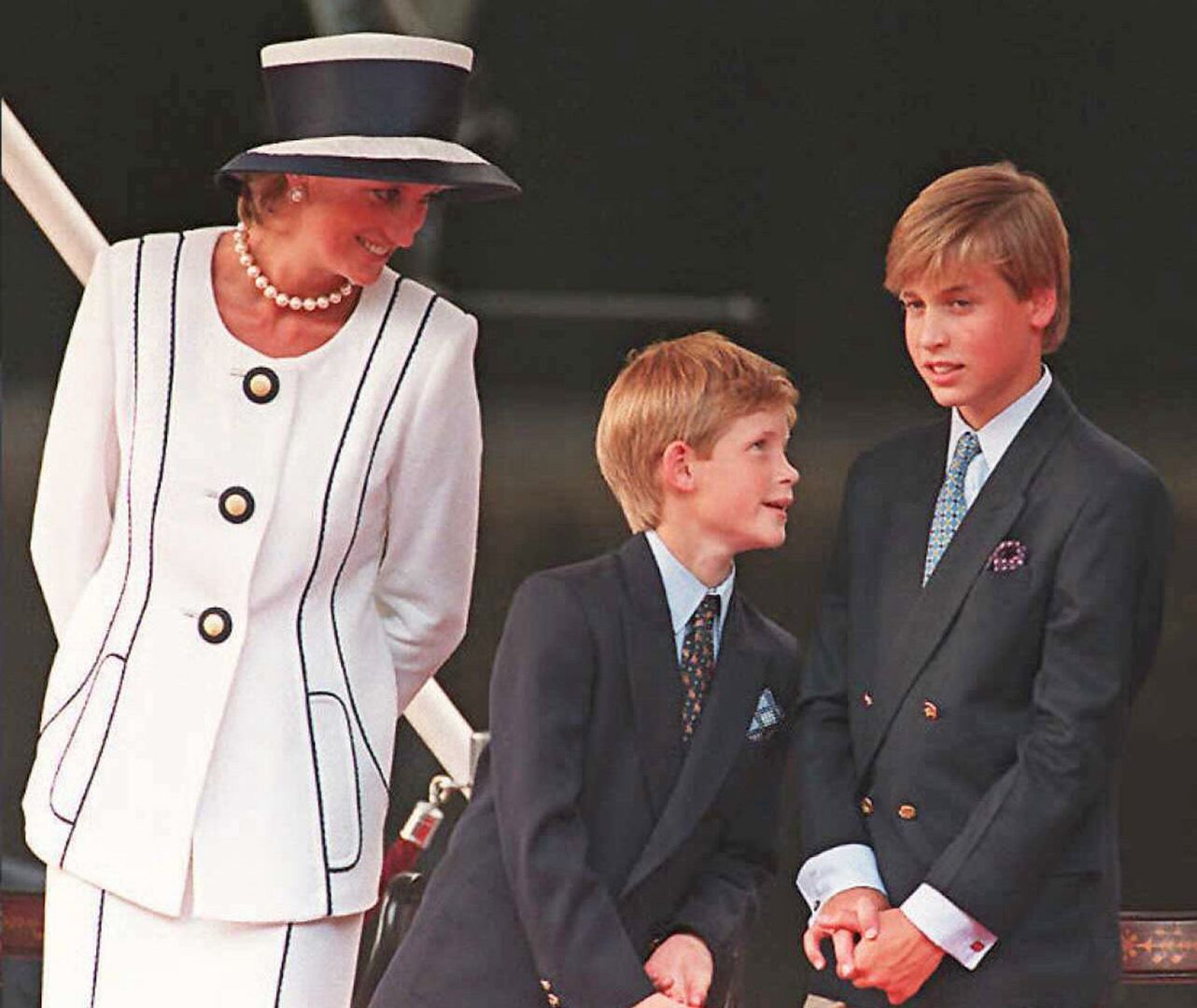 995: Lady Diana mit ihren beiden Söhnen Harry und William.