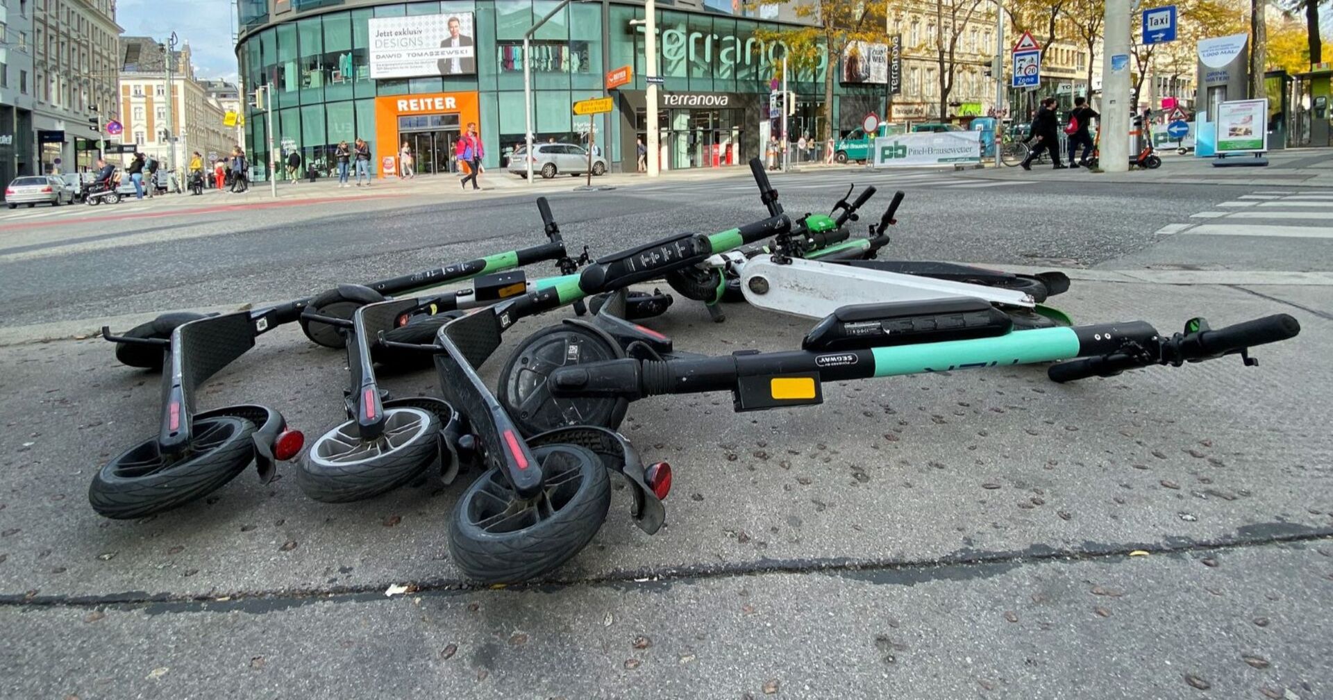 E-Roller verschiedener Leihdienste liegen auf der Wiener Mariahilfer Straße
