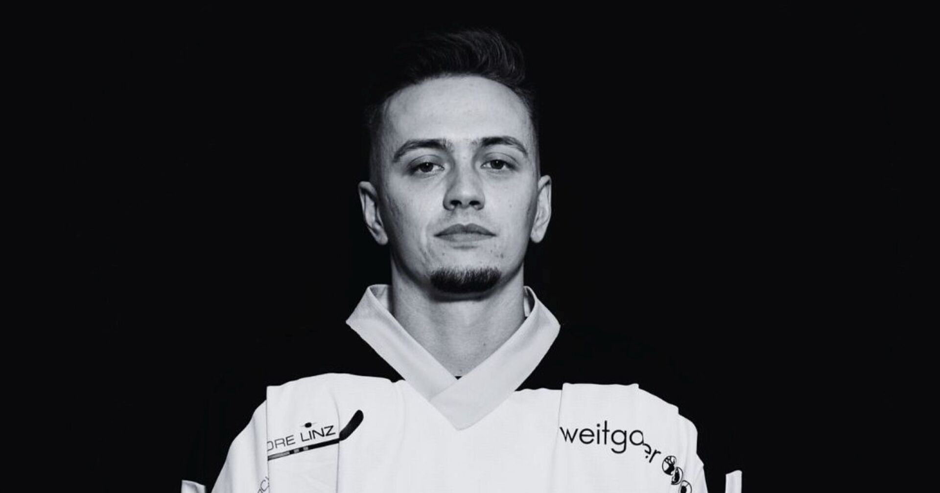 Der verstorbene Eishockey-Spieler Richard &quot;Richi&quot; Höller in schwarz-weiß auf einem Spielerfoto der Danube Ducks