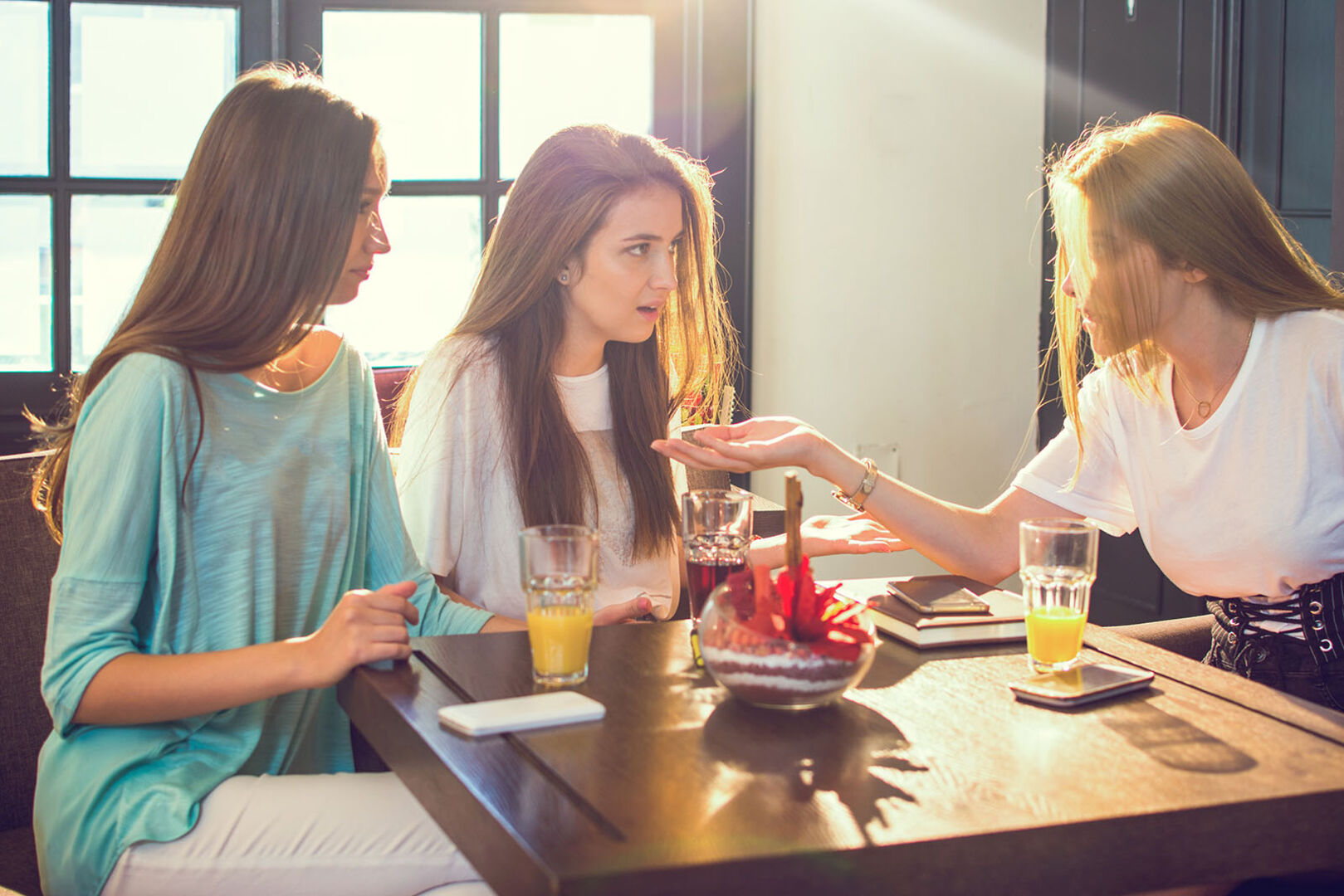 Drei Frauen streiten | Credit: iStock.com/Bojan89