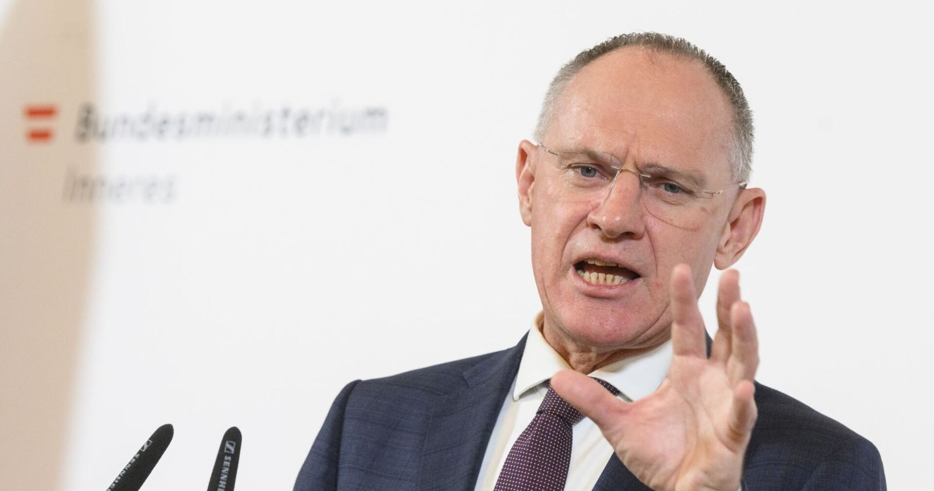 Innenminister Gerhard Karner (ÖVP) kündigt im Rahmen einer Pressekonferenz verstärkte Sicherheitsmaßnahmen an