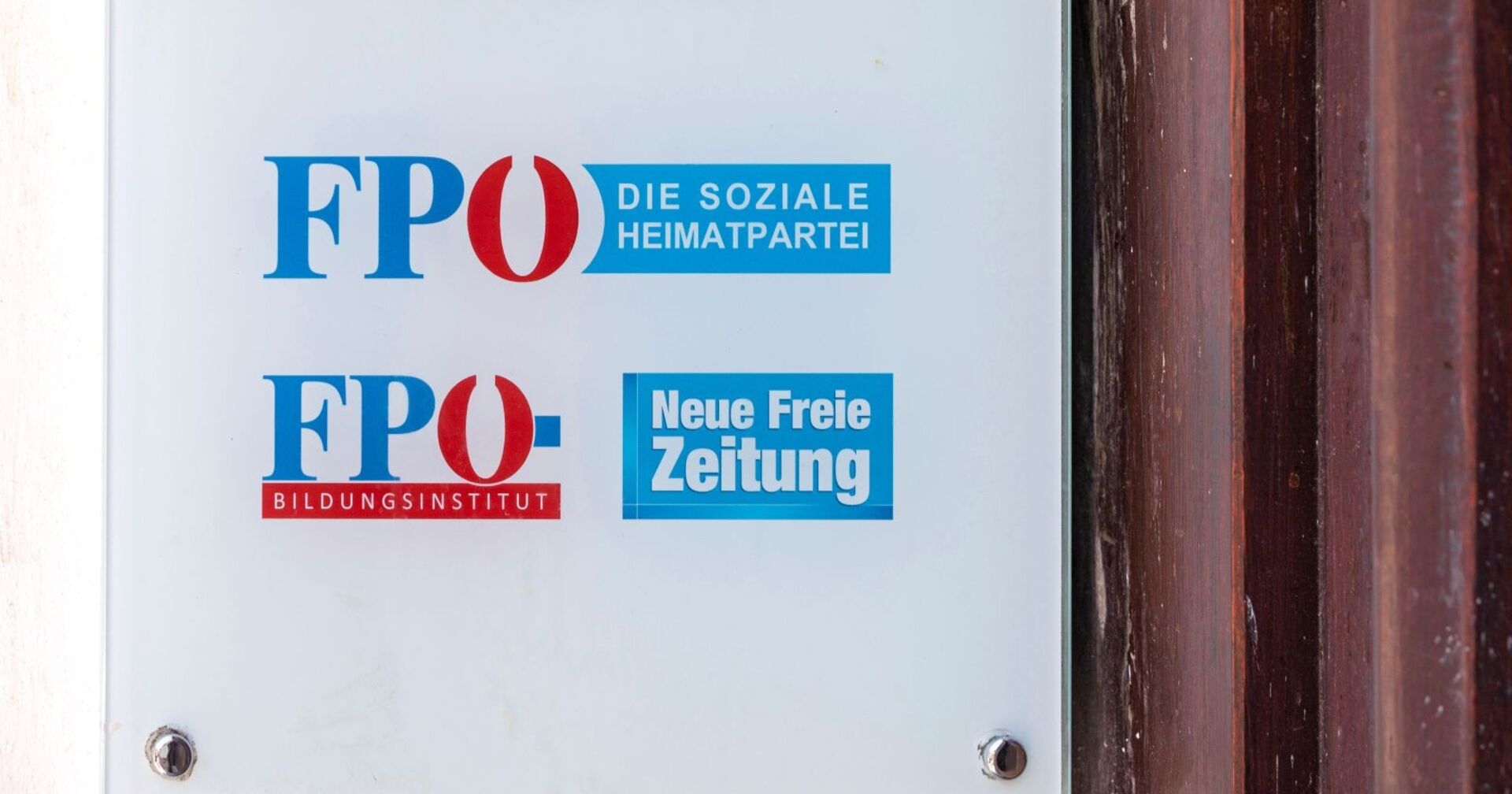 Schild an der FPÖ-Parteizentrale am Wiener Friedrich-Schmidt-Platz im achten Bezirk