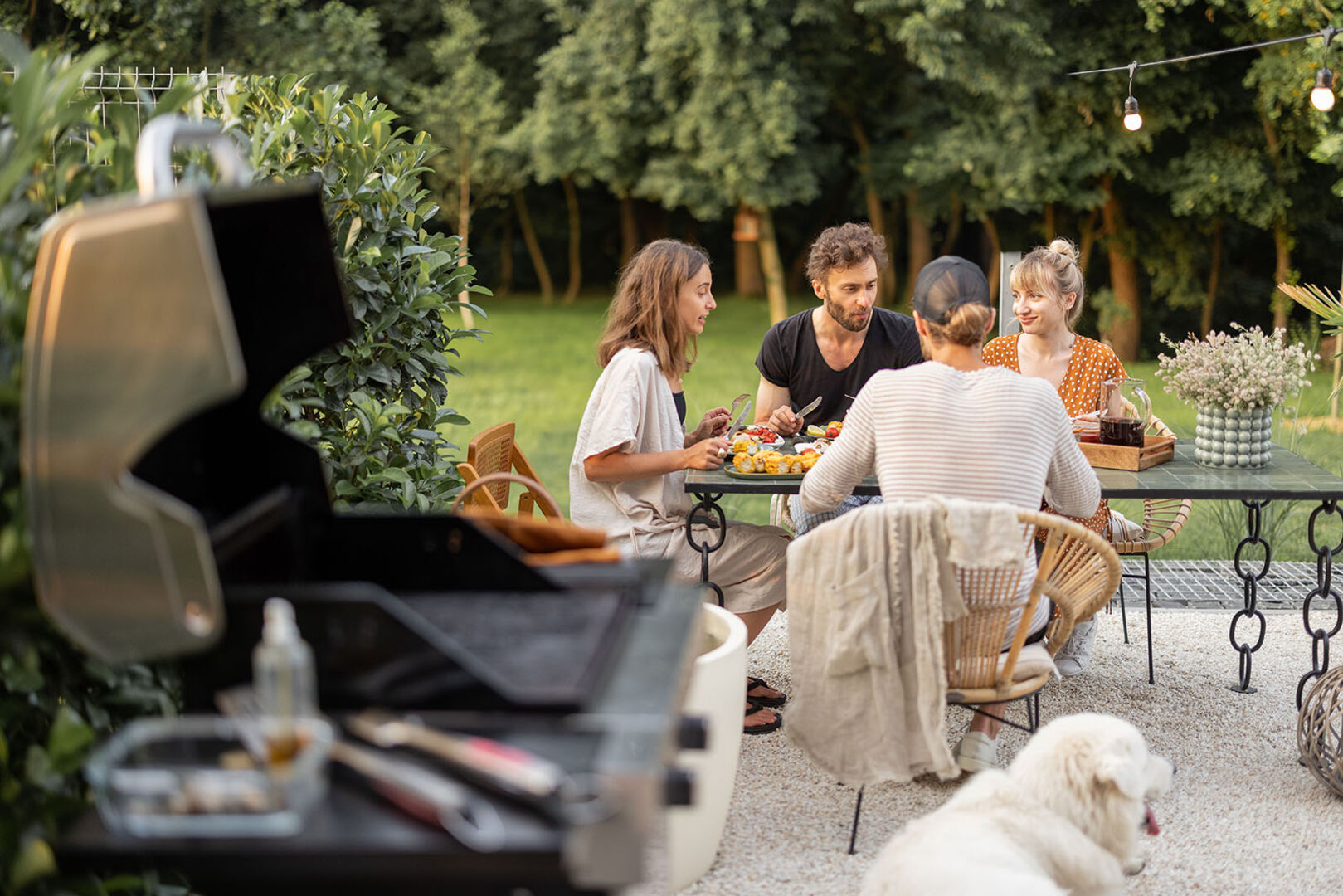 Freunde essen zusammen | Credit: iStock.com/RossHelen