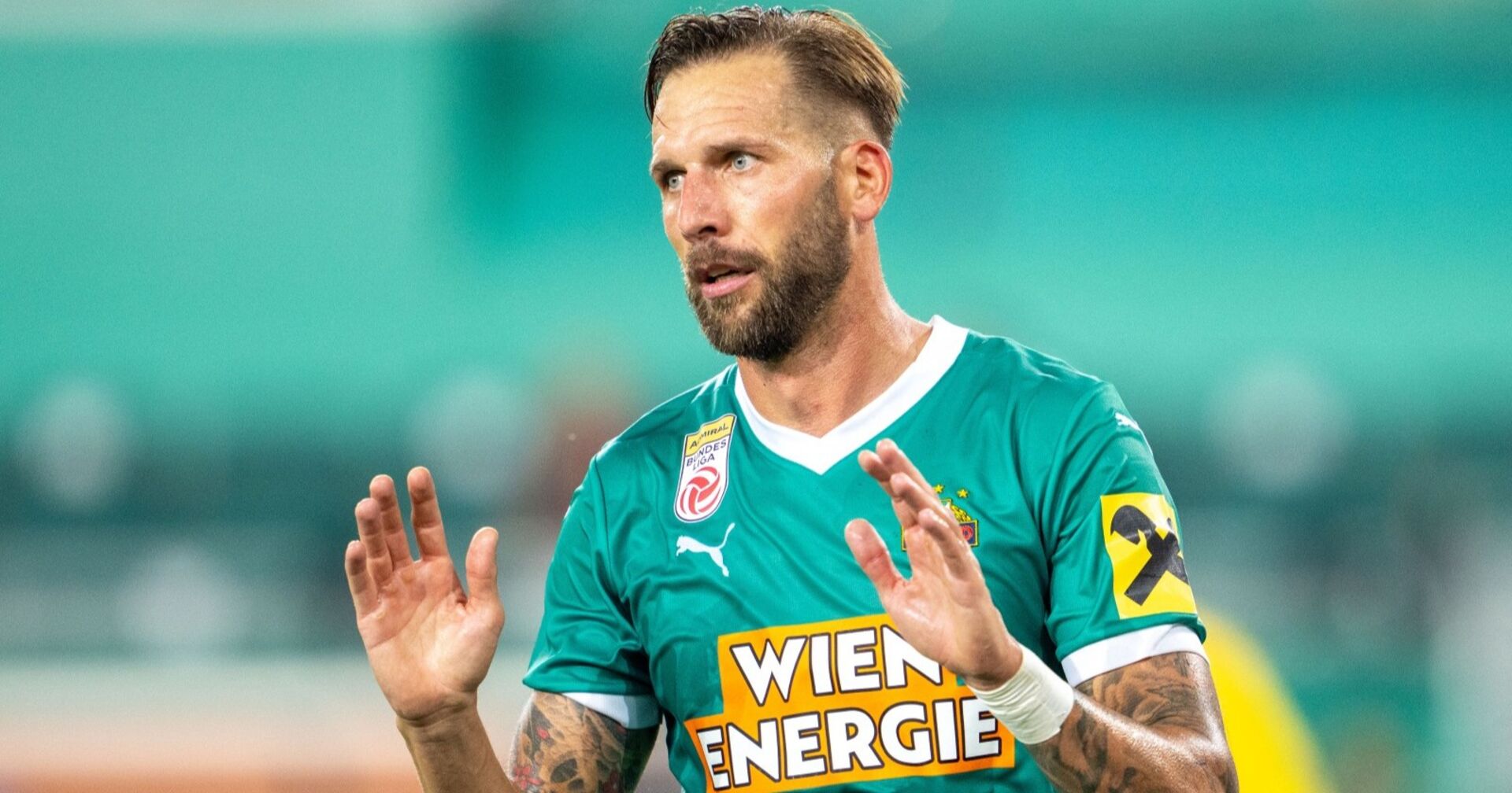 Burgstaller wechselt vom Spielfeld an die Seitenlinie.