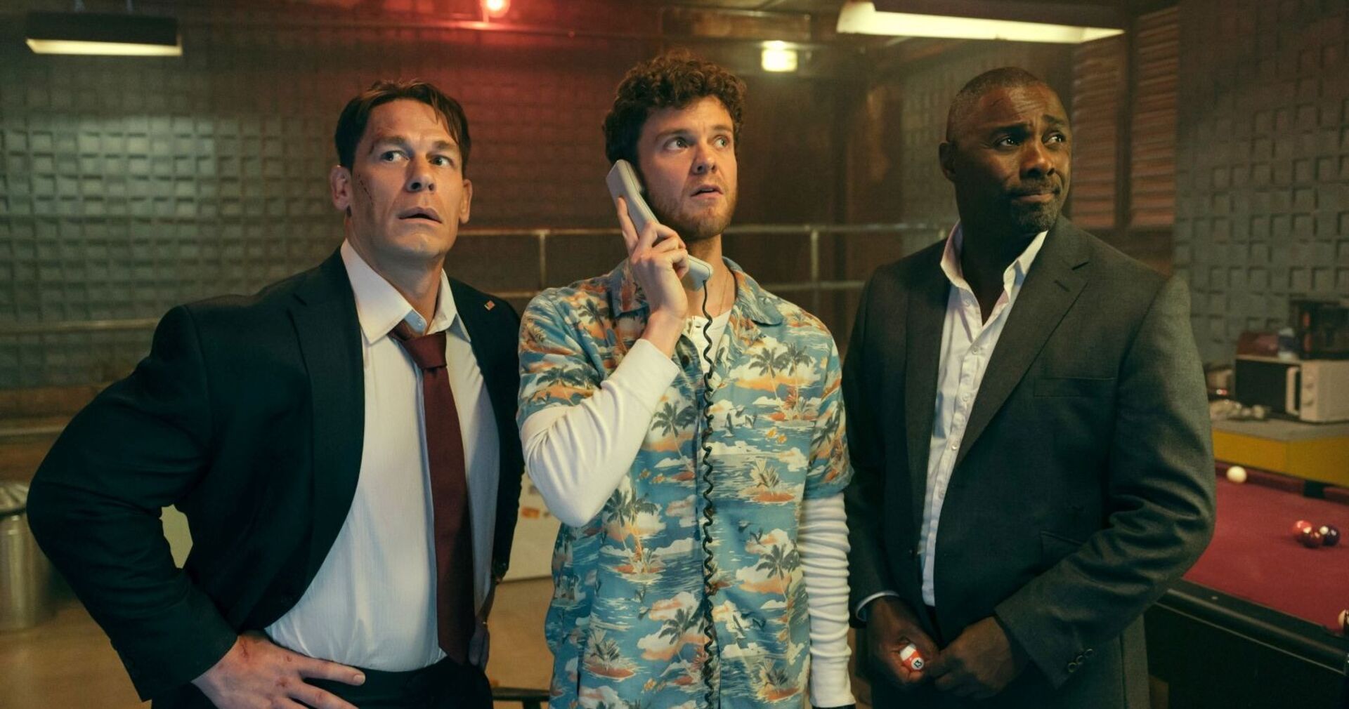 Filmauschnitt mit John Cena, Jack Quaid und Idirs Elba.