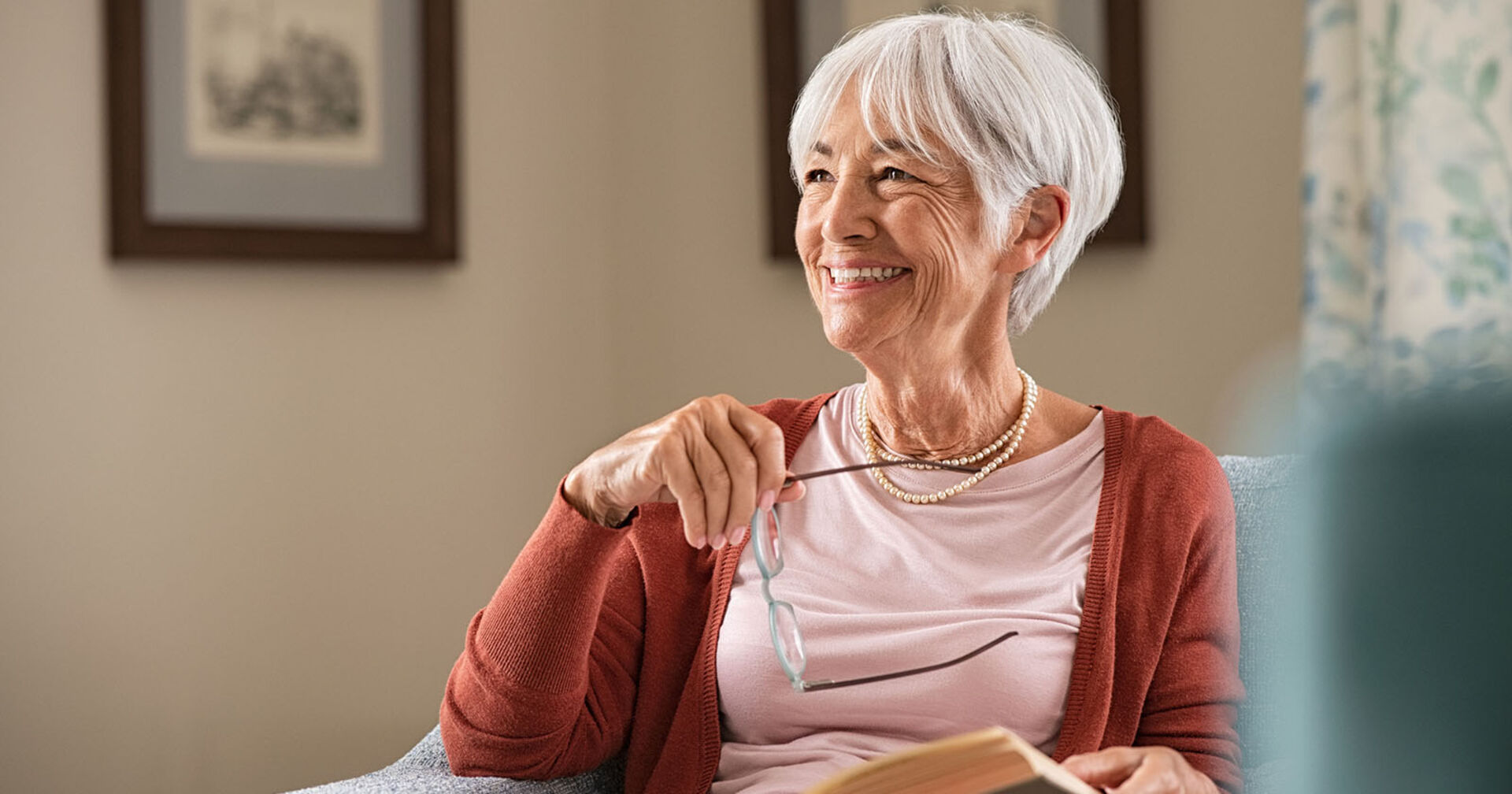 Ältere Dame mit Brille und Buch | Credit: iStock.com/Ridofranz