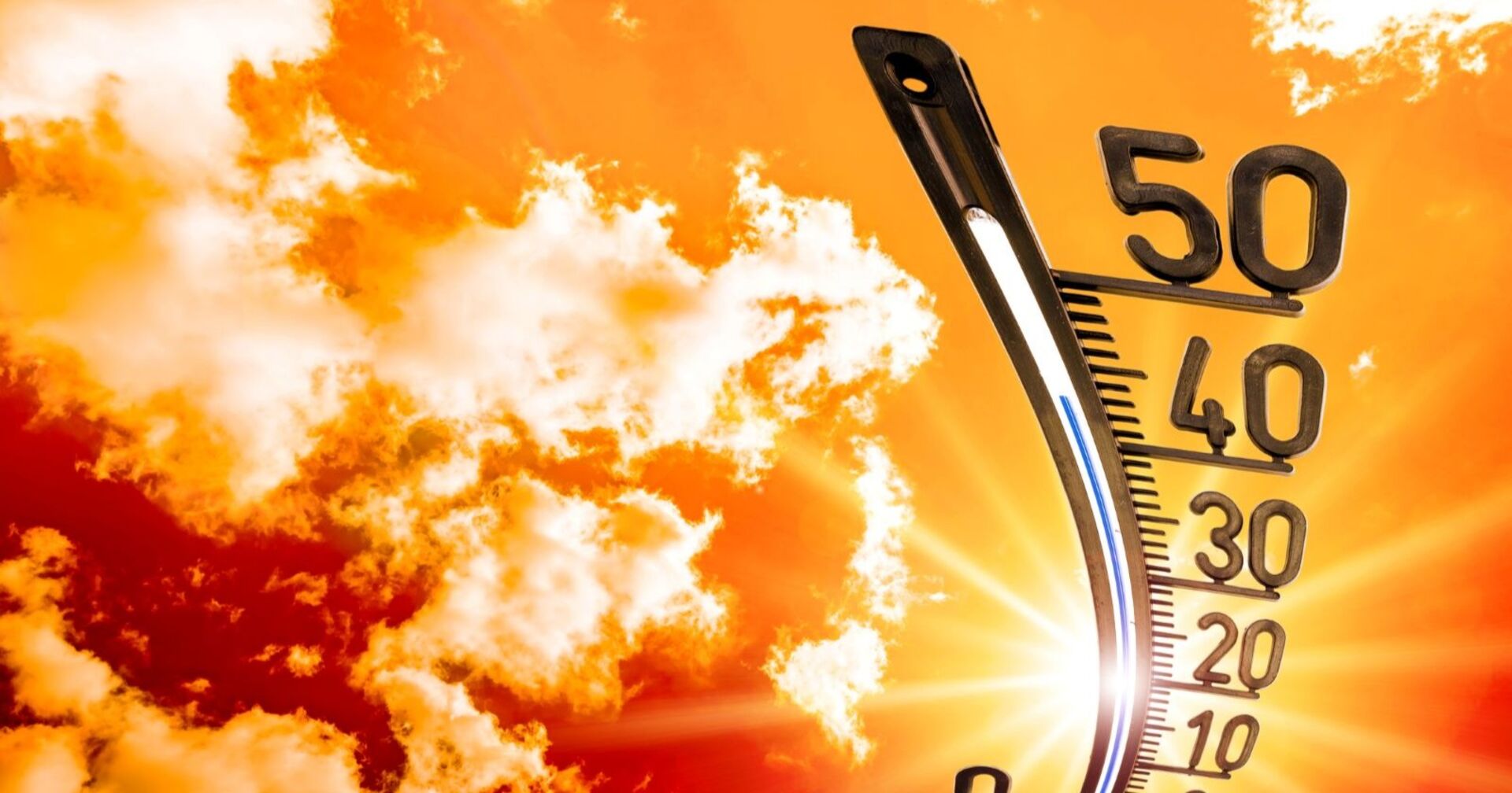„Thermometer vor orangenem Himmel mit Sonne und Wolken, Anzeige bei rund 38 Grad Celsius – Symbolbild für Hitzewelle.“