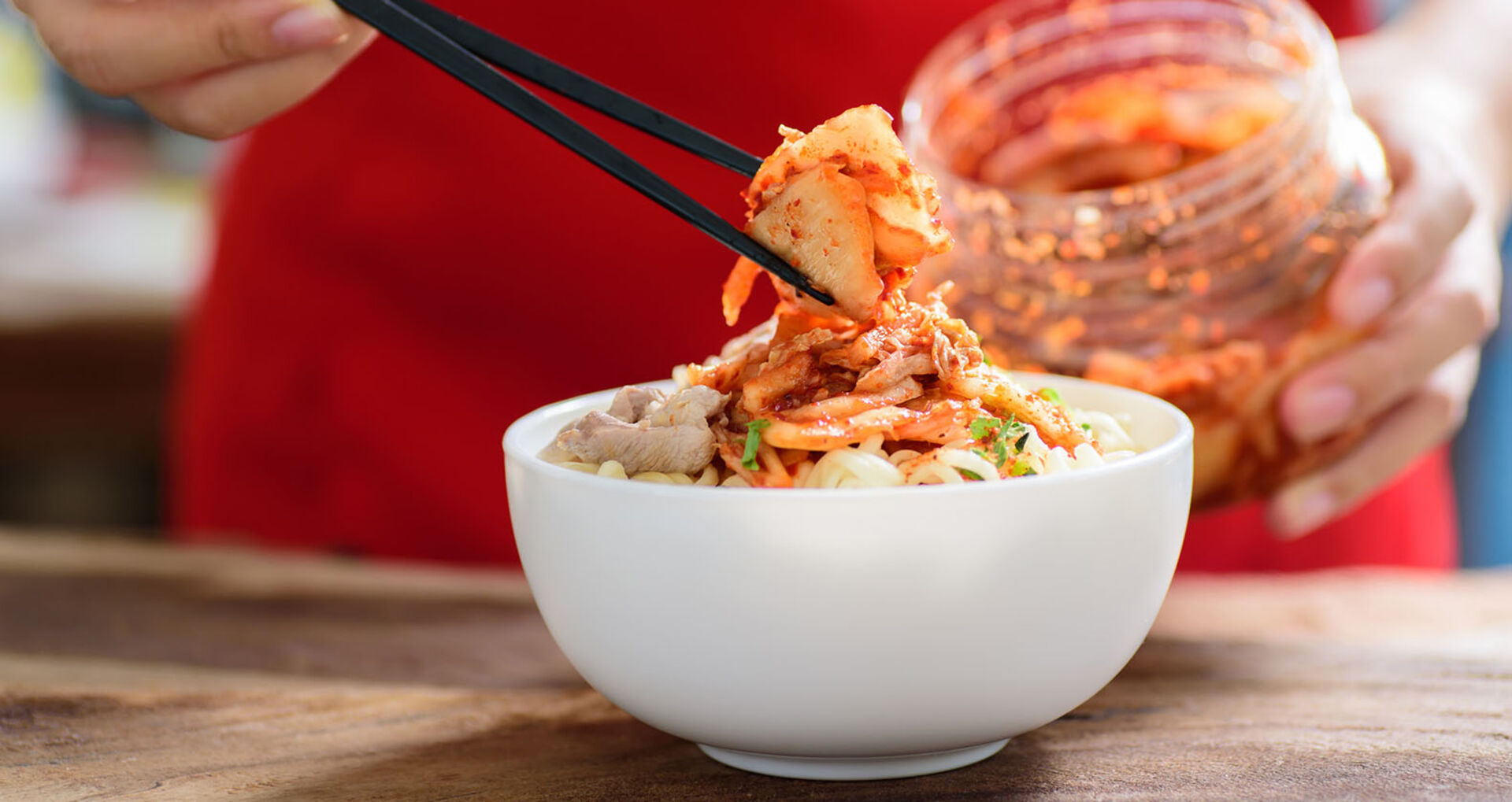 Kimchi in einer weißen Schale | Credit: iStock.com/Nungning20