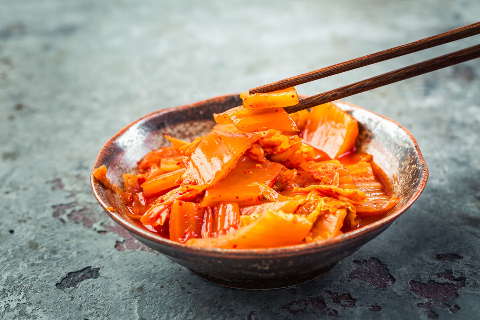 Kimchi in einer Schale | Credit: iStock.com/brebca
