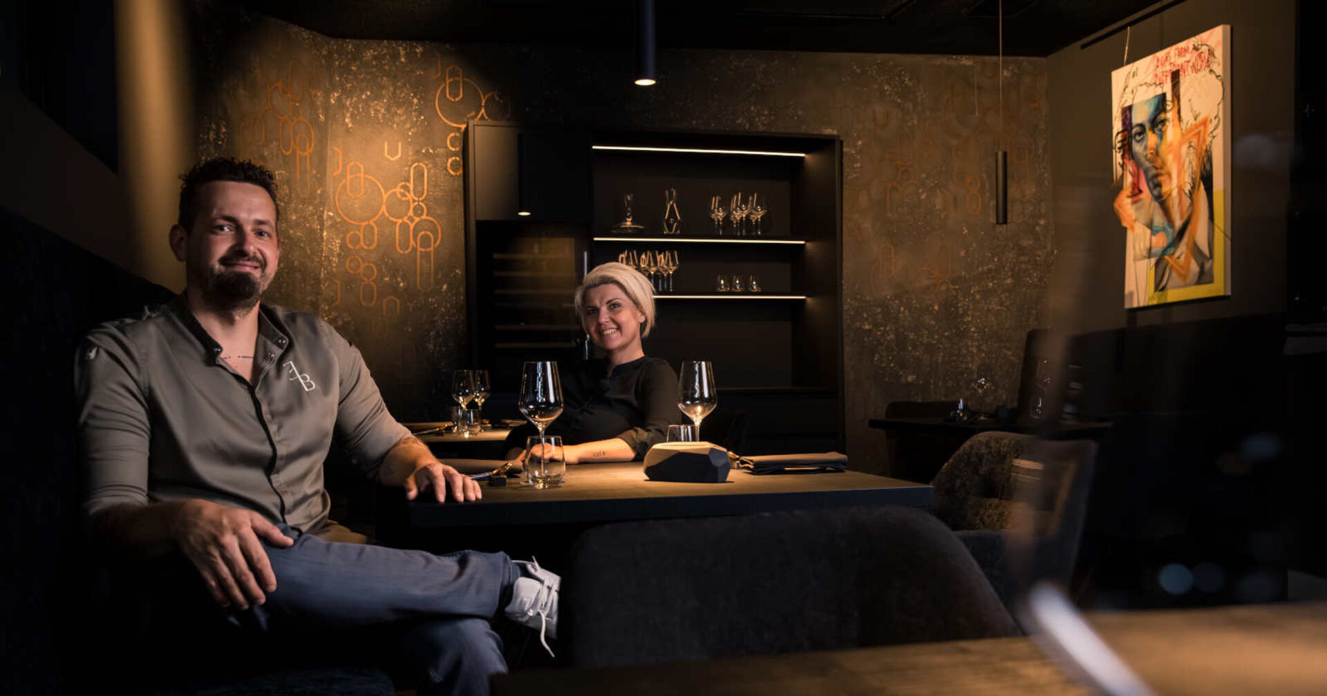 Ein Mann und eine Frau sitzen an einem Tisch