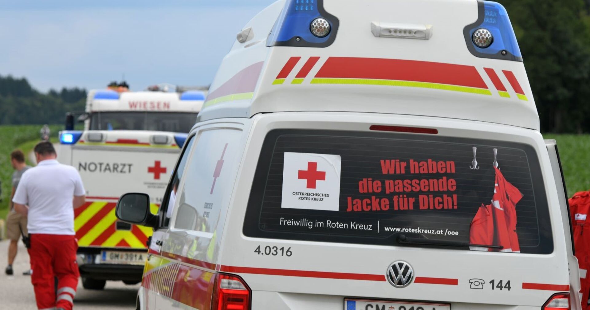 Ein Rettungsteam an einem Unfallort.