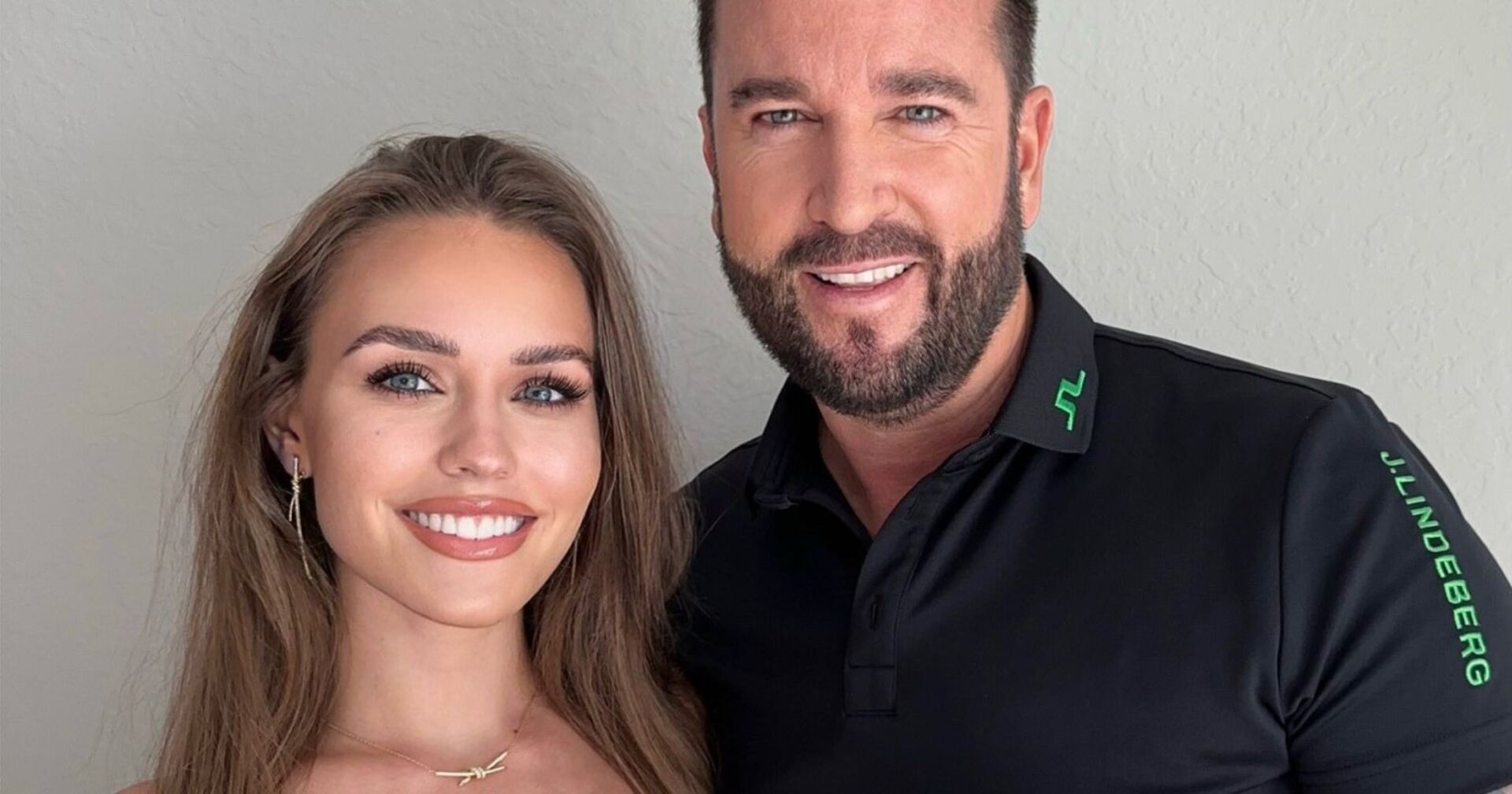 Laura Wendler und Michael Wendler lächeln gemeinsam in die Kamera, beide in Freizeitkleidung vor heller Wand.