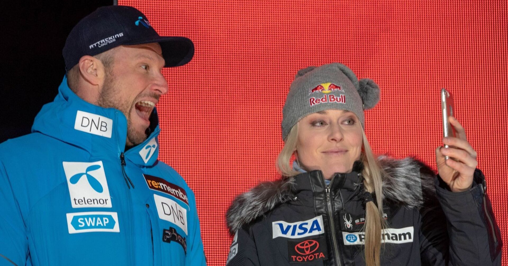 Aksel Lund Svindal und Lindsey Vonn nehmen ein gemeinsames Selfie, eährend der Eröffnungszeremonie in Aare 2019, auf