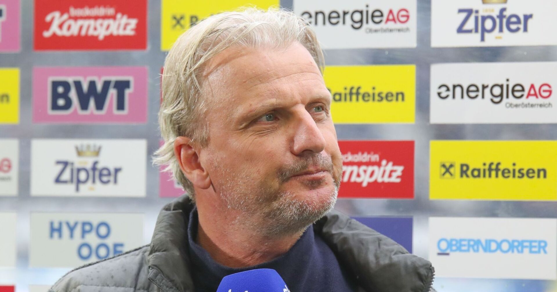 Markus Schopp bei einem On-Field-Interview des Fernsehsenders Sky