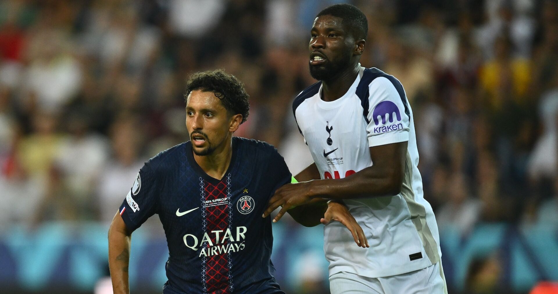 Marquinhos von Paris Saint-Germain und Kevin Danso von Tottenham Hotspur im Duell während des UEFA-Supercups 2025 im Friuli-Stadion.