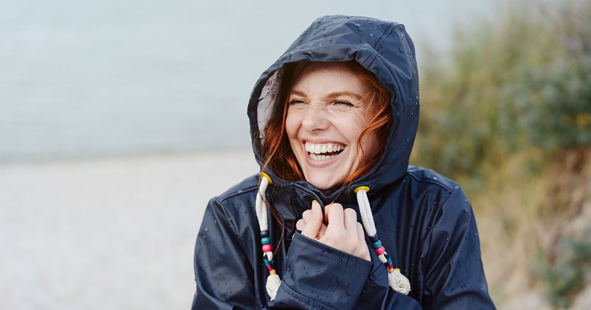 Frau mit Regenmantel | Credit: contrastwerkstatt – stock.adobe.com