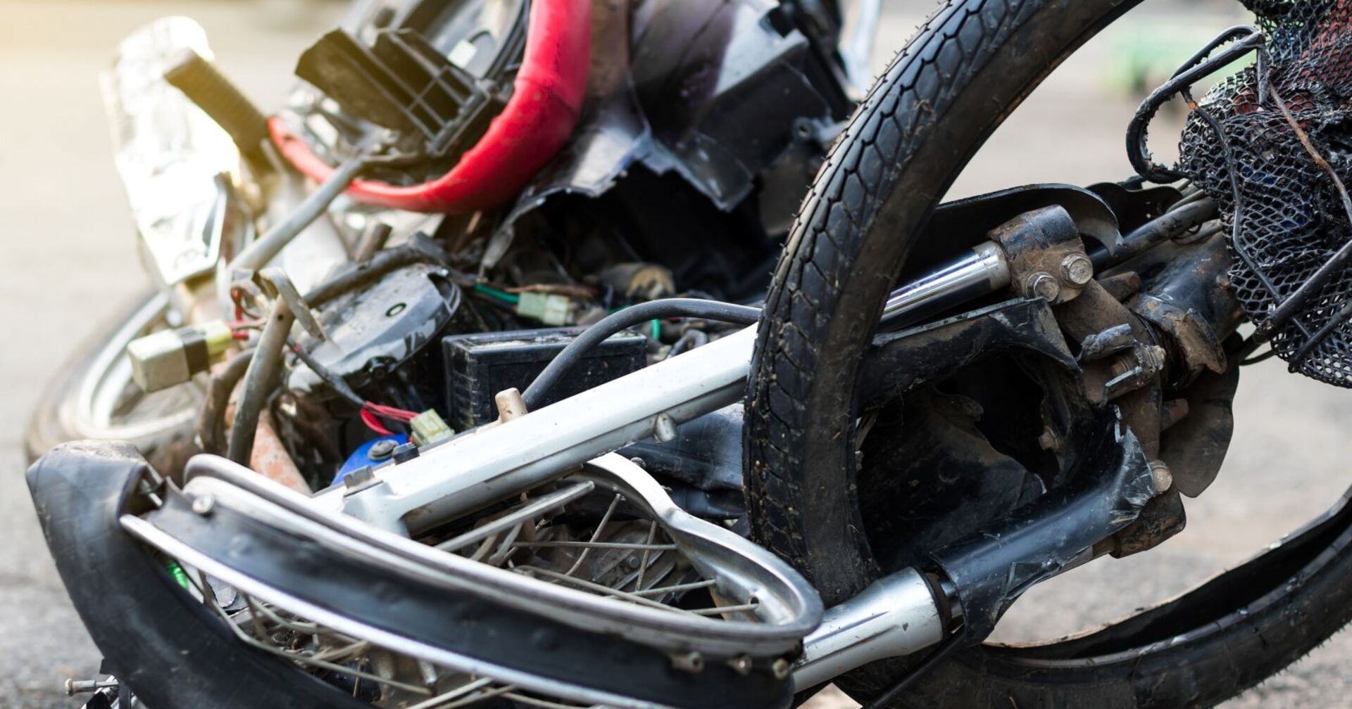 Bild eines vollständig zerstörten Motorrads nach einem Unfall