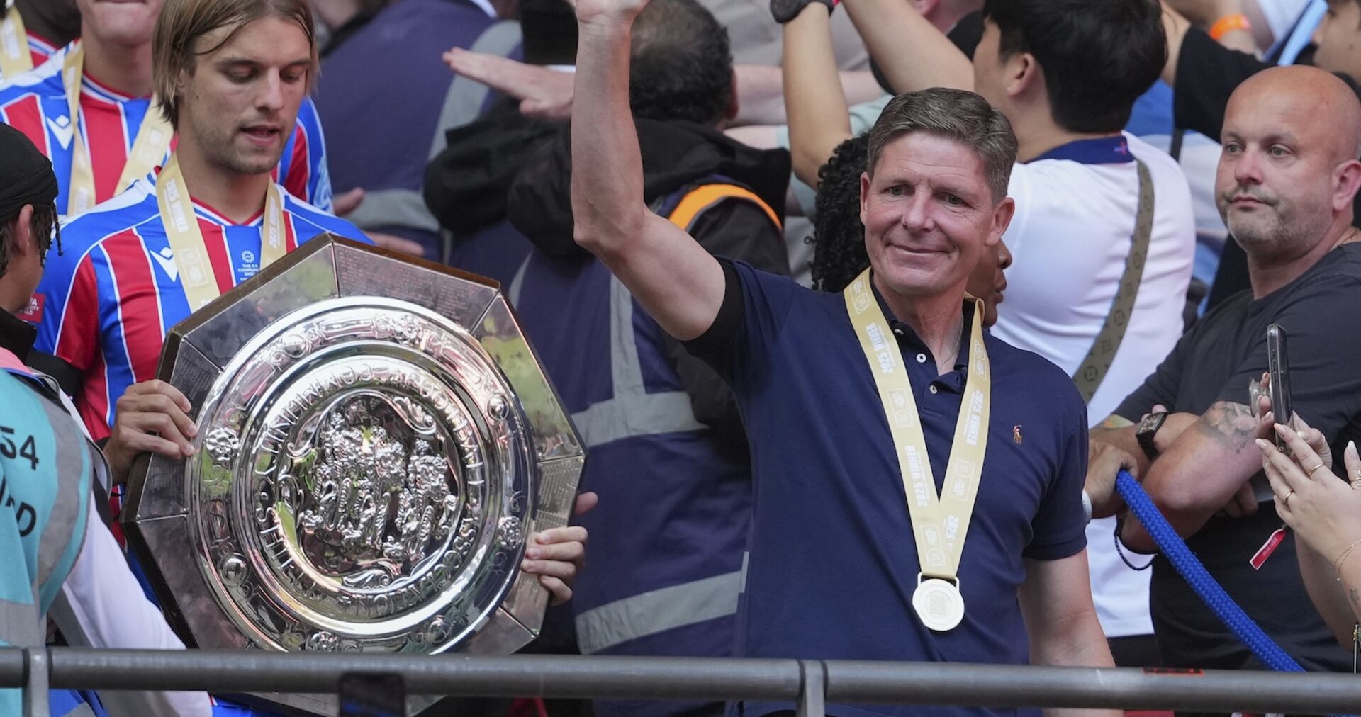 Für Oliver Glasner ist es nach dem FA-Cup-Triumph der zweite Titel binnen drei Monaten.