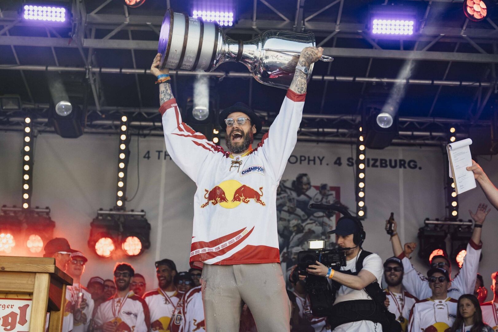 Thomas Raffl feiert ausgelassen den Gewinn der vergangenen Meisterschaft.