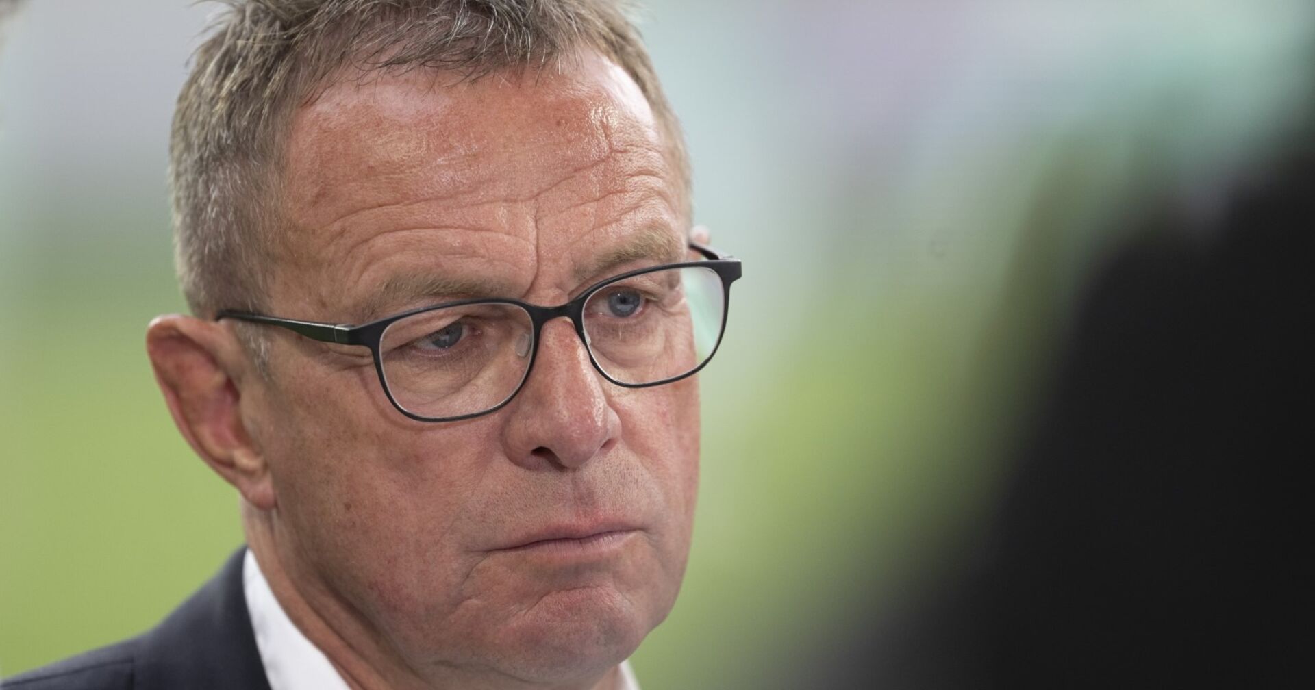 Teamchef Ralf Rangnick im Sakko und einer optischen Brille