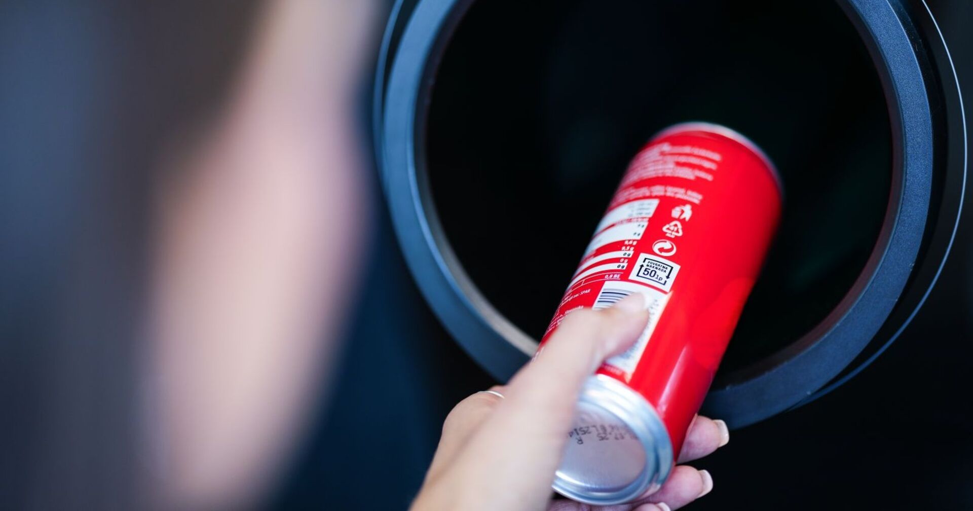 Eine Dose und ein Pfandautomat am Donnerstag, 05. September 2024, im Rahmen des Medientermins &quot;Pfand&quot; bei Spar in Wien