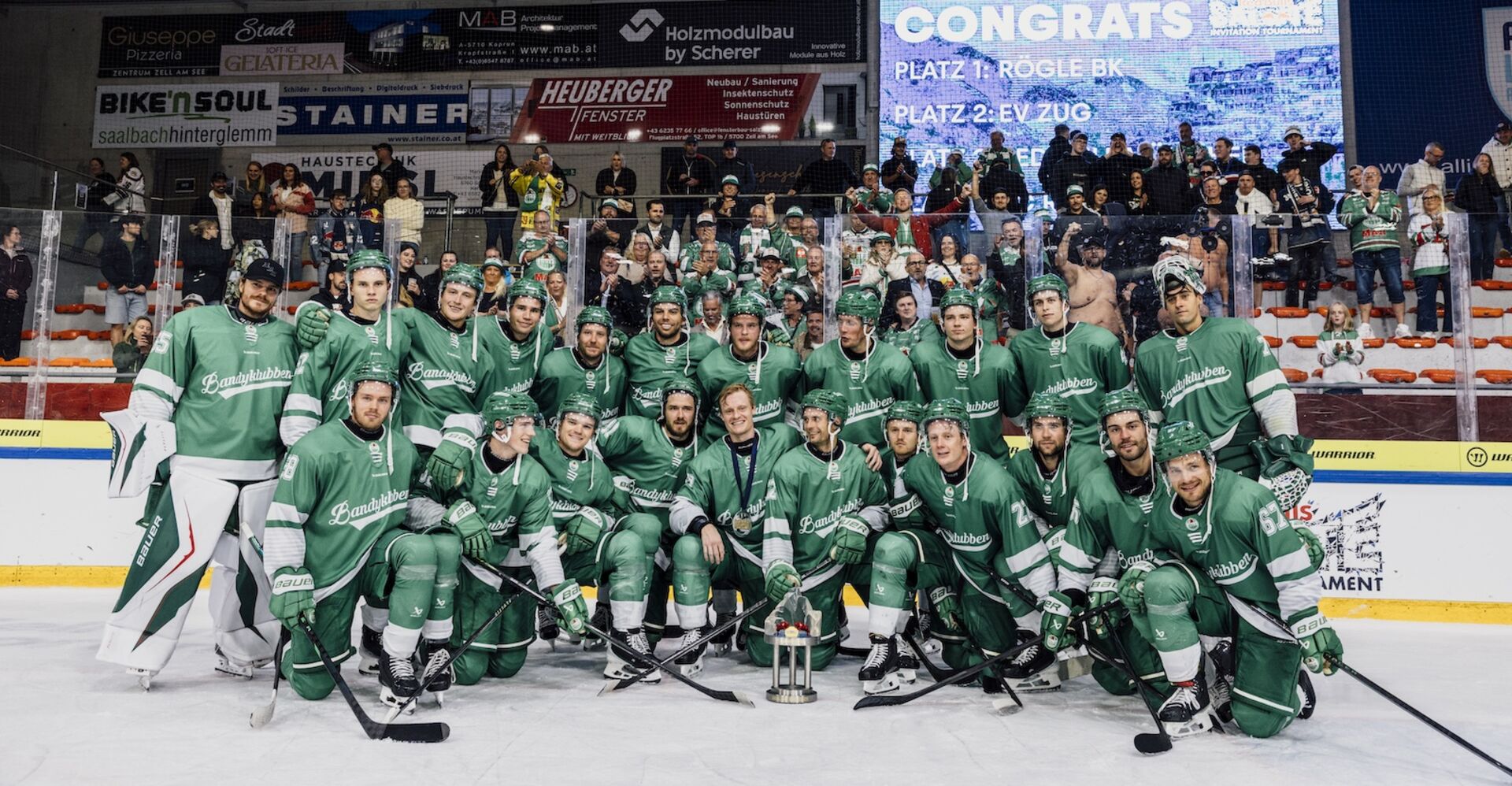 Rögle BK aus Schweden gewinnt beim Red Bulls Salute 2025 in Zell am See-Kaprun.