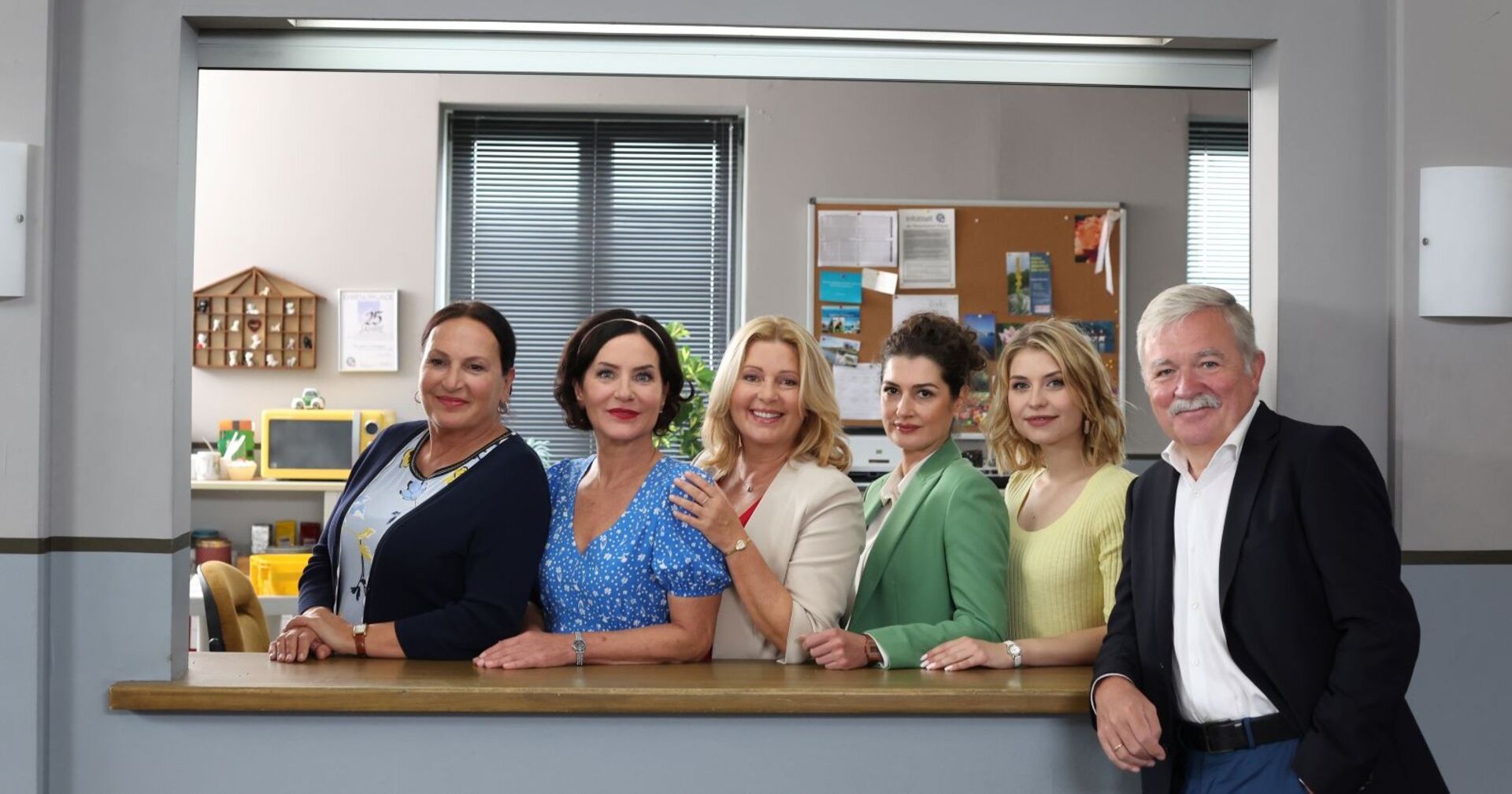 Ursula Maria Burkhart (v.l.n.r), Marisa Burger, Karin Thaler, Anastasia Papadopoulou, Sarah Thonig und Produzent Alexander Ollig während eines Fotoshootings im Rahmen der TV-Serie &quot;Rosenheim Cops&quot; am &quot;Bavaria Film&quot; Set