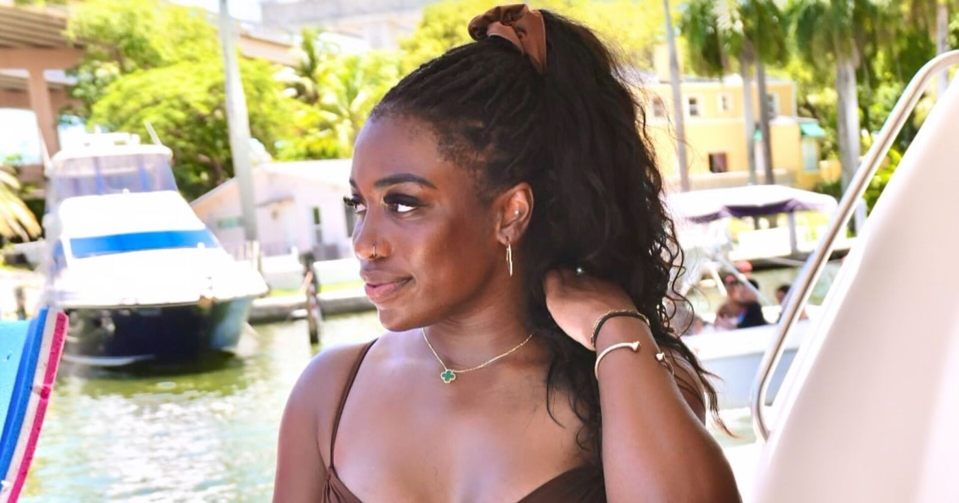Sachia Vickery posiert im Bikini auf einer Yacht in Miami