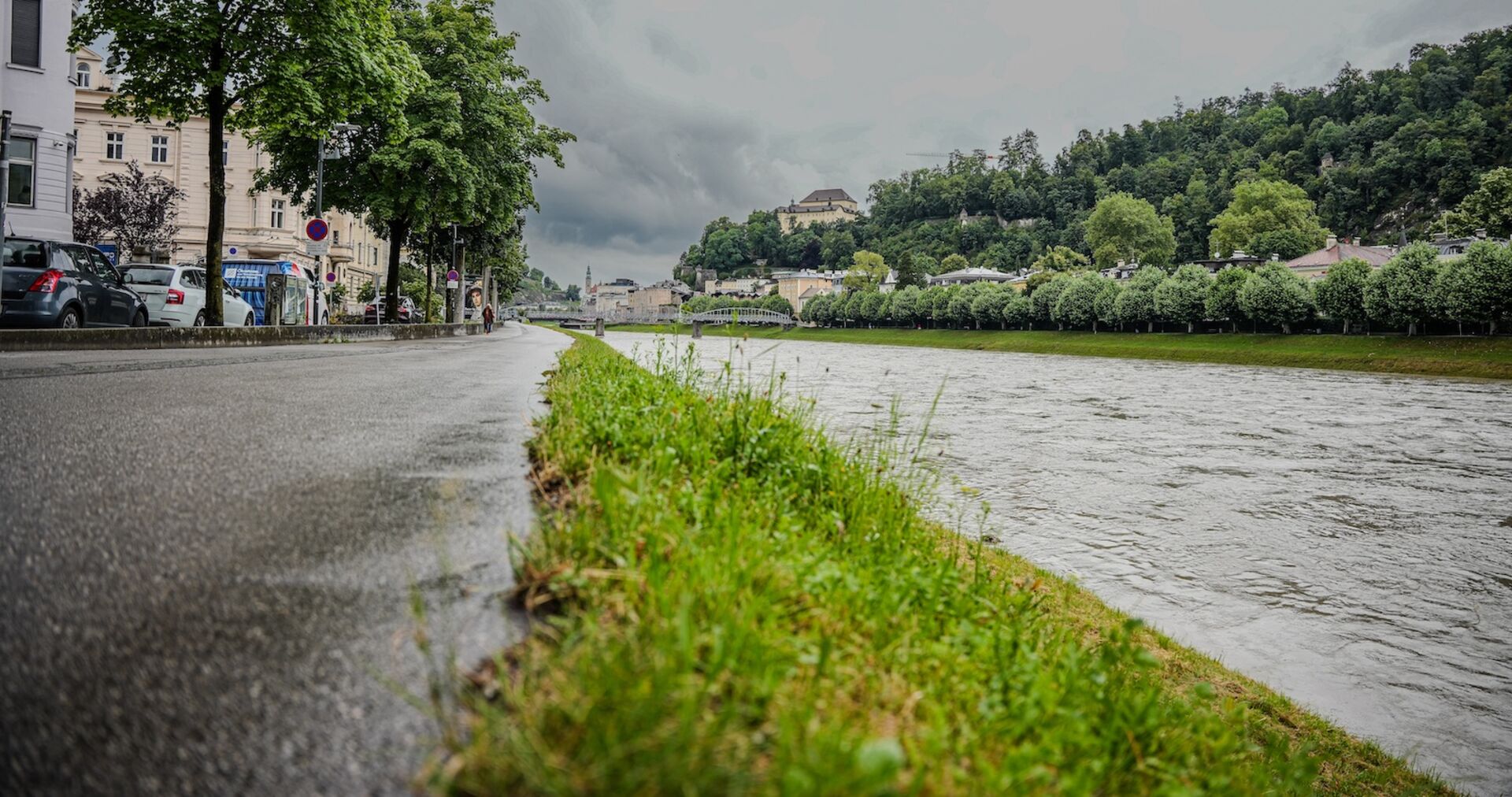 In Salzburg überschritt die Salzach am Freitag kurzzeitig die Meldegrenze.