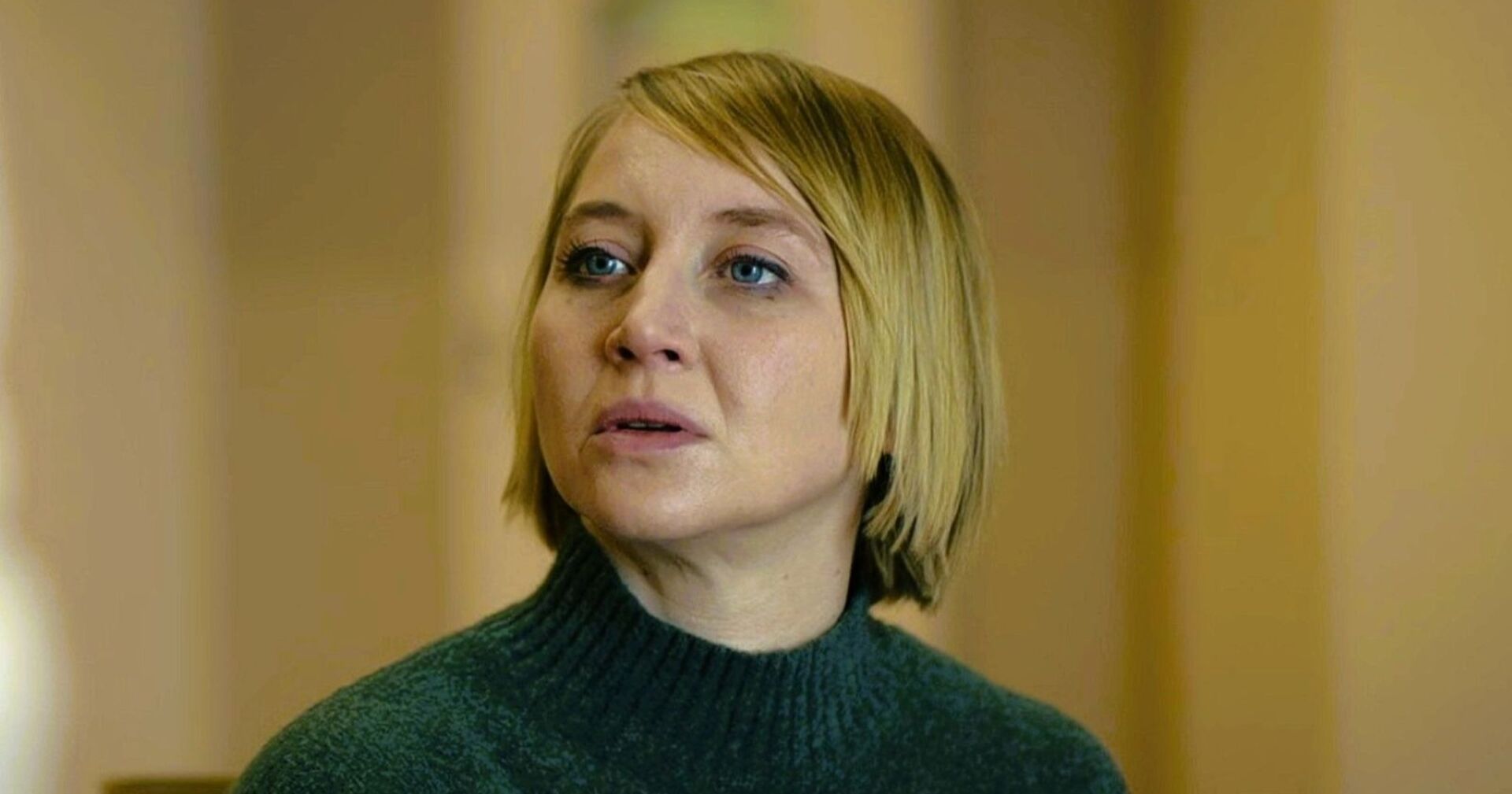 Anna Maria Mühe mit ernstem Gesichtsausdruck