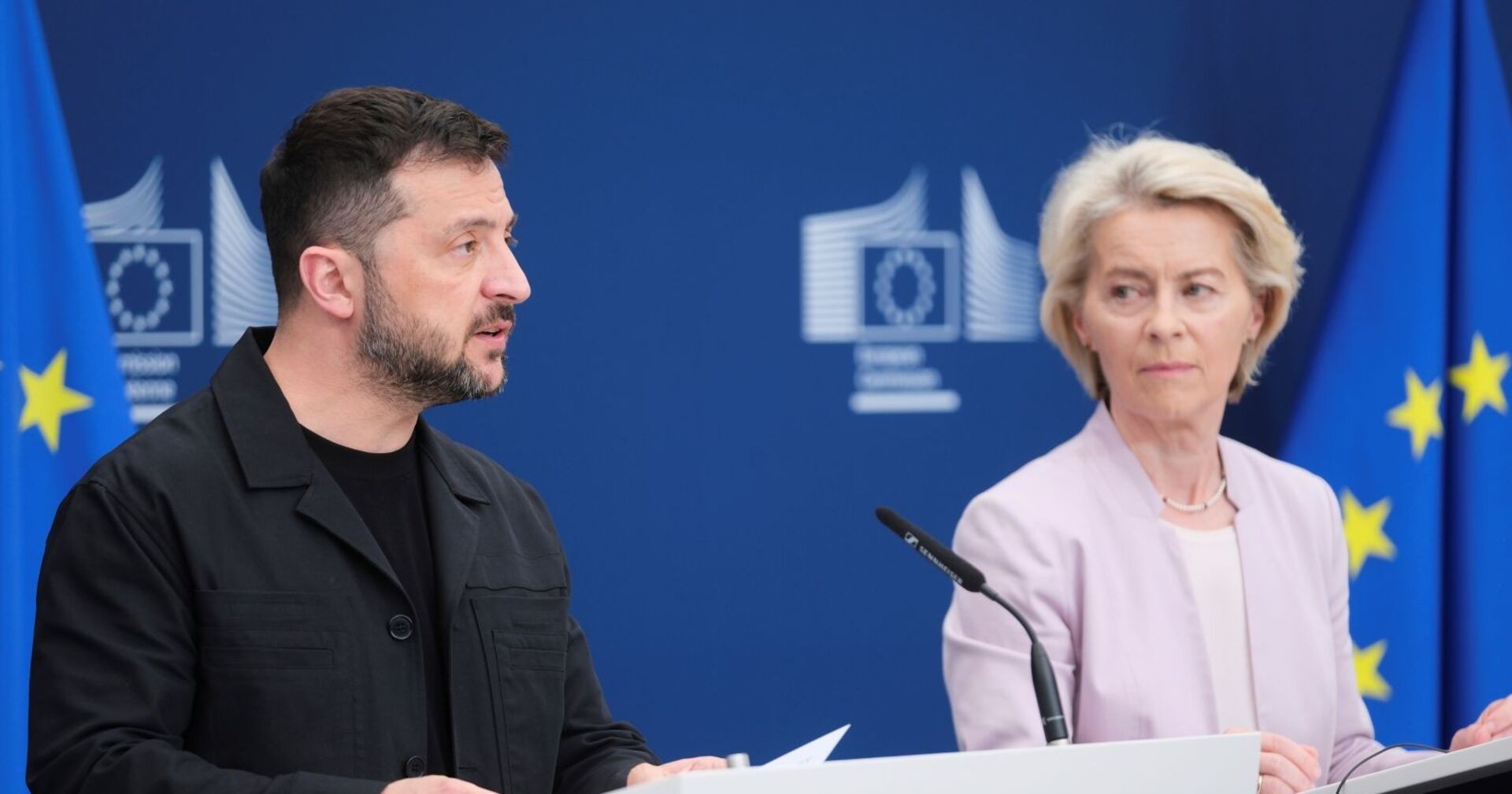 Wolodymyr Selenskyj und Ursula von der Leyen bei einer gemeinsamen Pressekonferenz in Brüssel vor EU-Flaggen