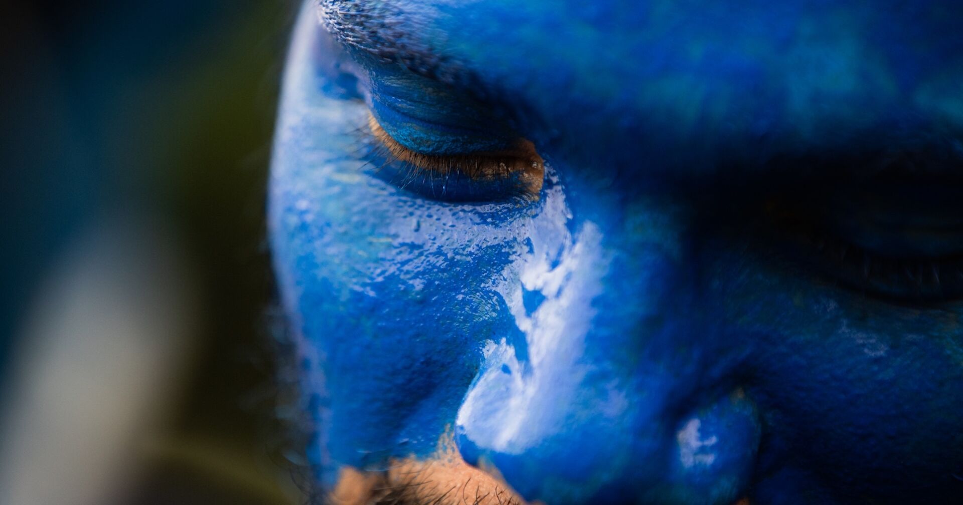 Ein Mann mit blauer Farbe im Gesicht.