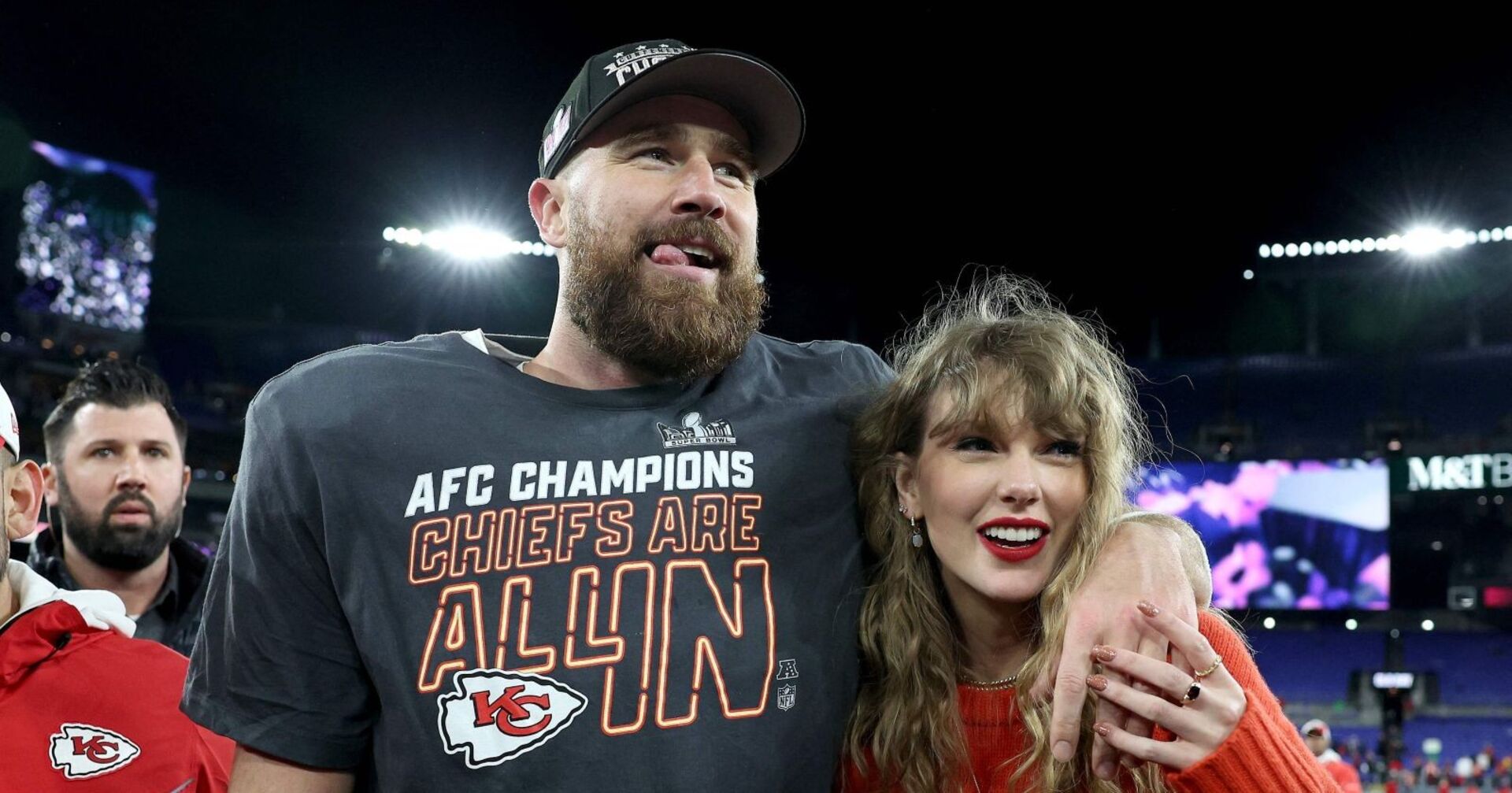 Travis Kelce und Taylor Swift auf dem Spielfeld