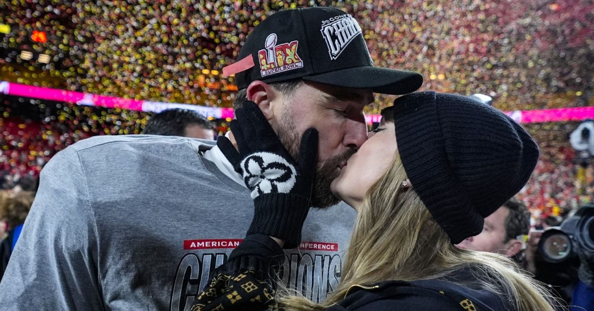 Travis Kelce und Taylor Swift küssen sich im Stadium