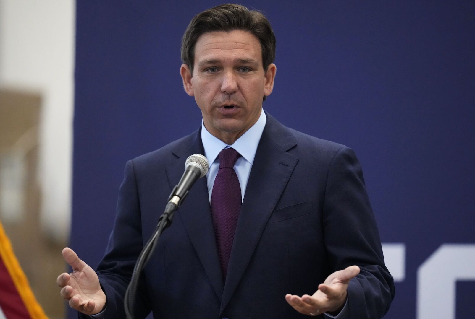 Gouverneur Ron DeSantis am Rednerpult.