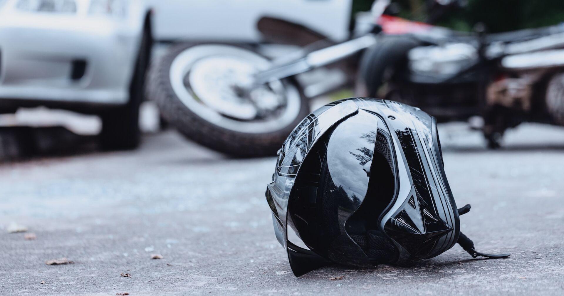 71-Jähriger stürzte in Kirchdorf mit Motorrad eine Böschung hinab und blieb unter der Maschine eingeklemmt.