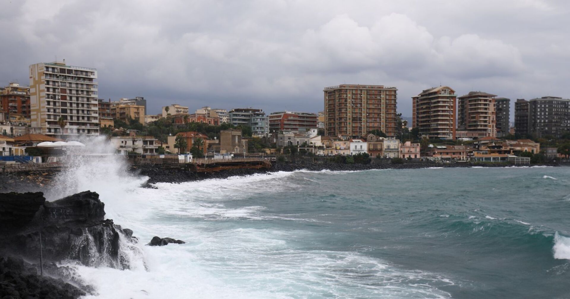 Acht Regionen in Italien stehen wegen „Erin“ unter Wetterwarnung, teils auf roter Stufe.