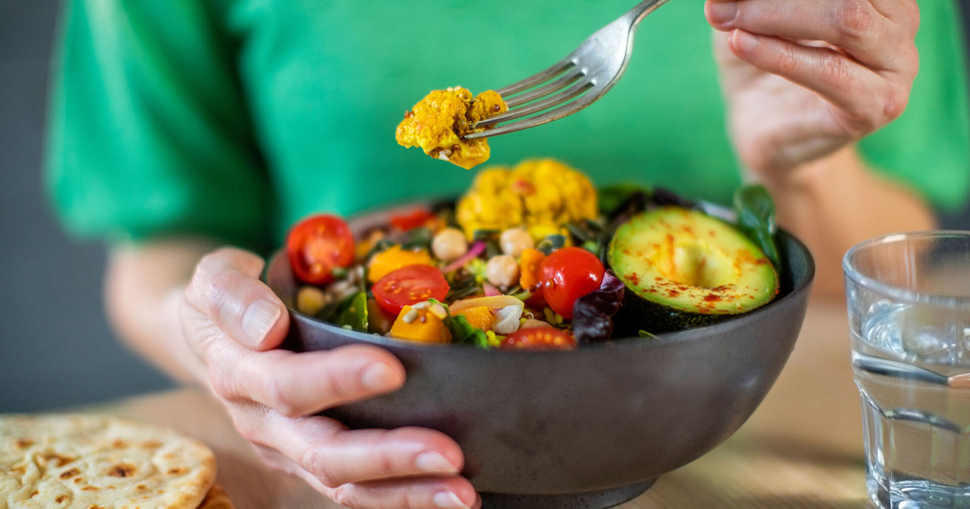 Frau isst vegetarische Bowl | Credit: iStock.com/Daisy-Daisy