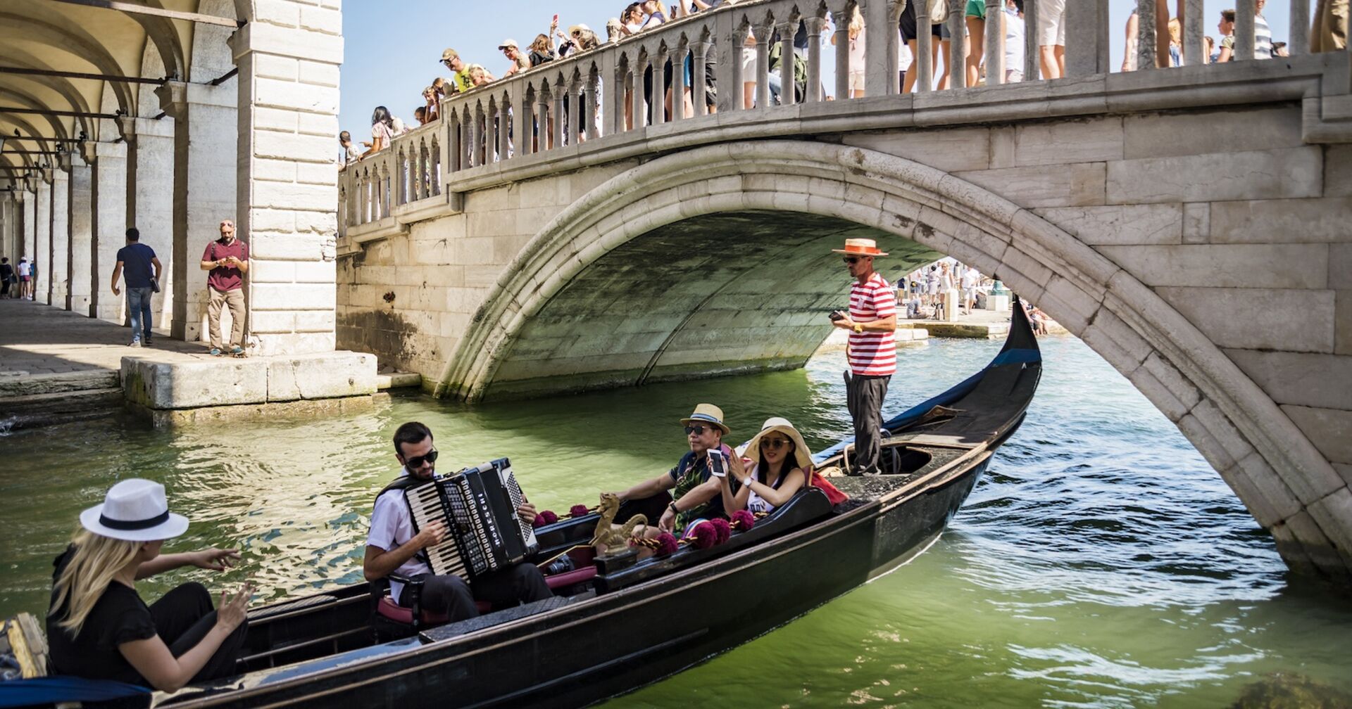 Touristen in einer Gondel in Venedig.