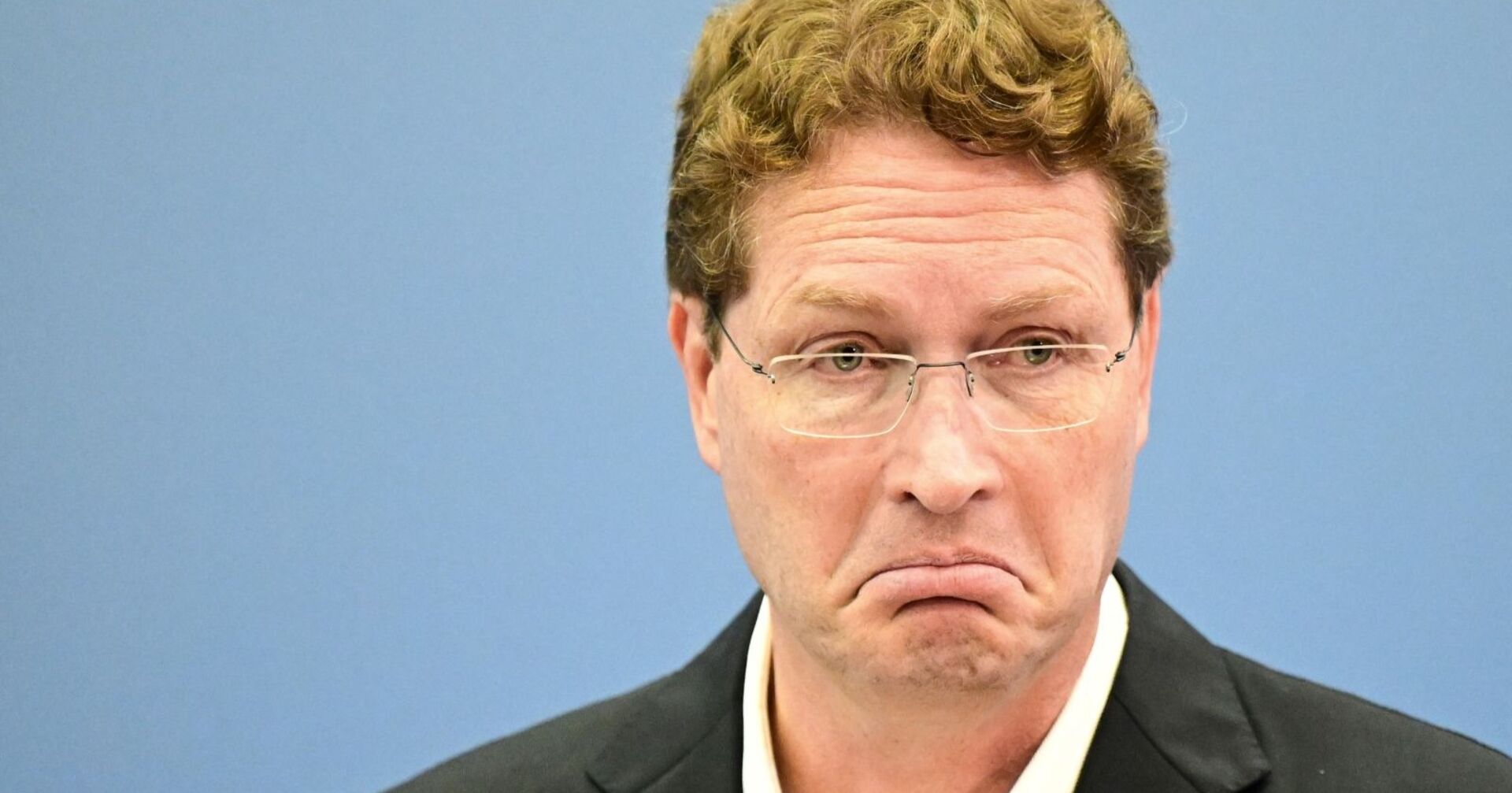 Ola Källenius schaut mit skeptischem Gesichtsausdruck