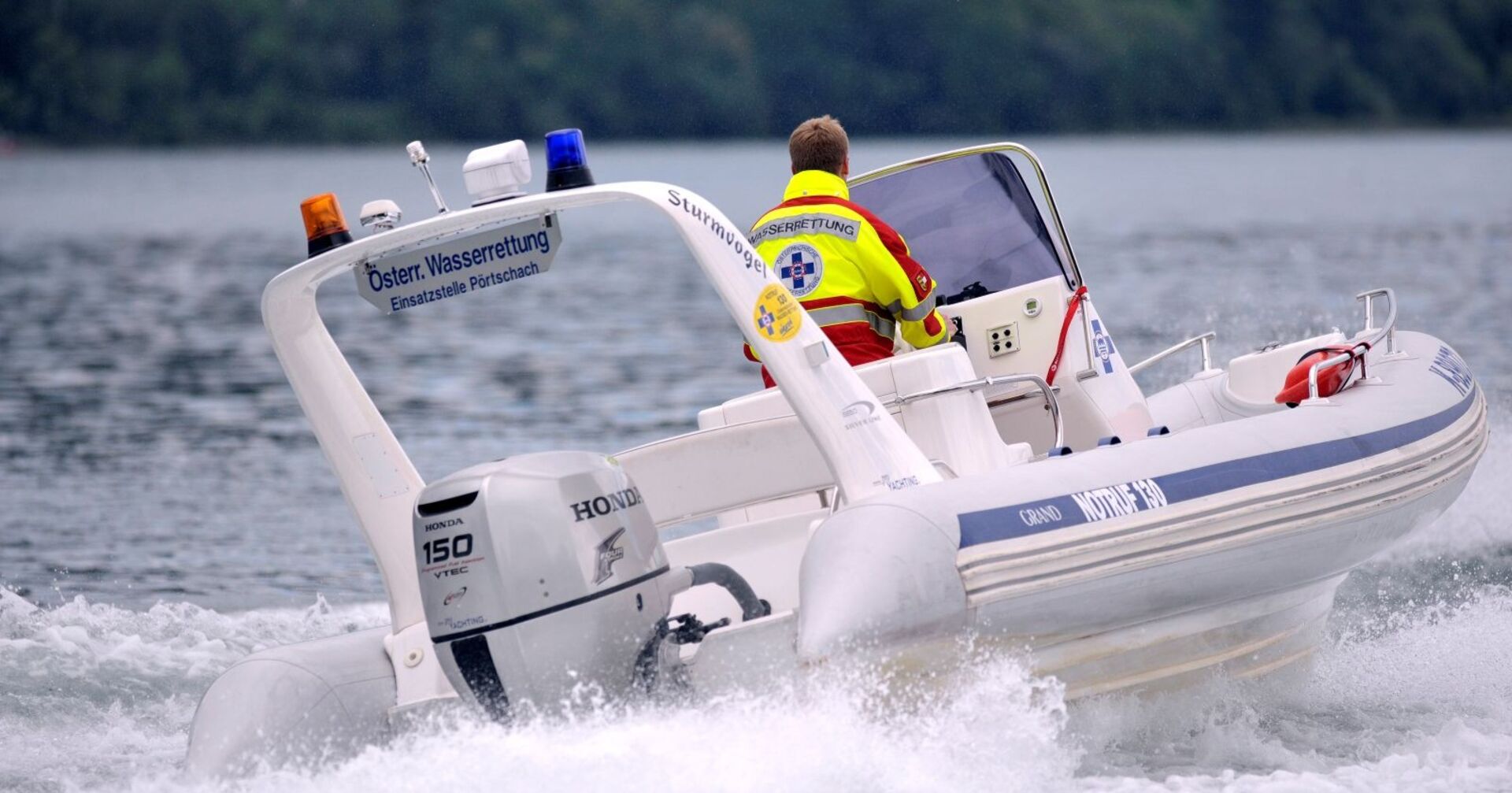 Ein Einsatzboot der Österreichischen Wasserrettung Pörtschach sucht am Wörthersee nach einem vermissten Mann.